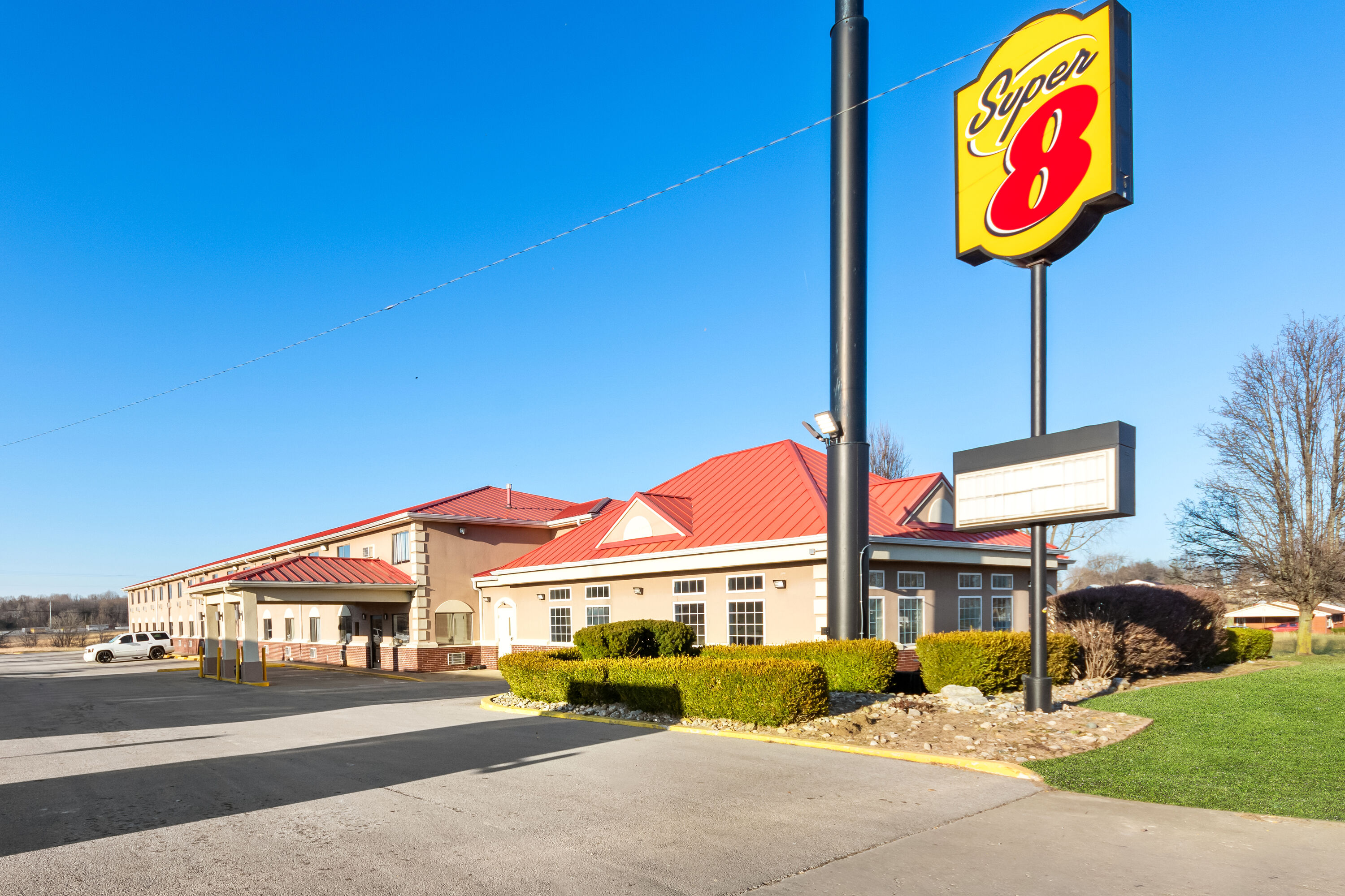 Exterior of Super 8 by Wyndham Elizabethtown hotel in Elizabethtown, Kentucky