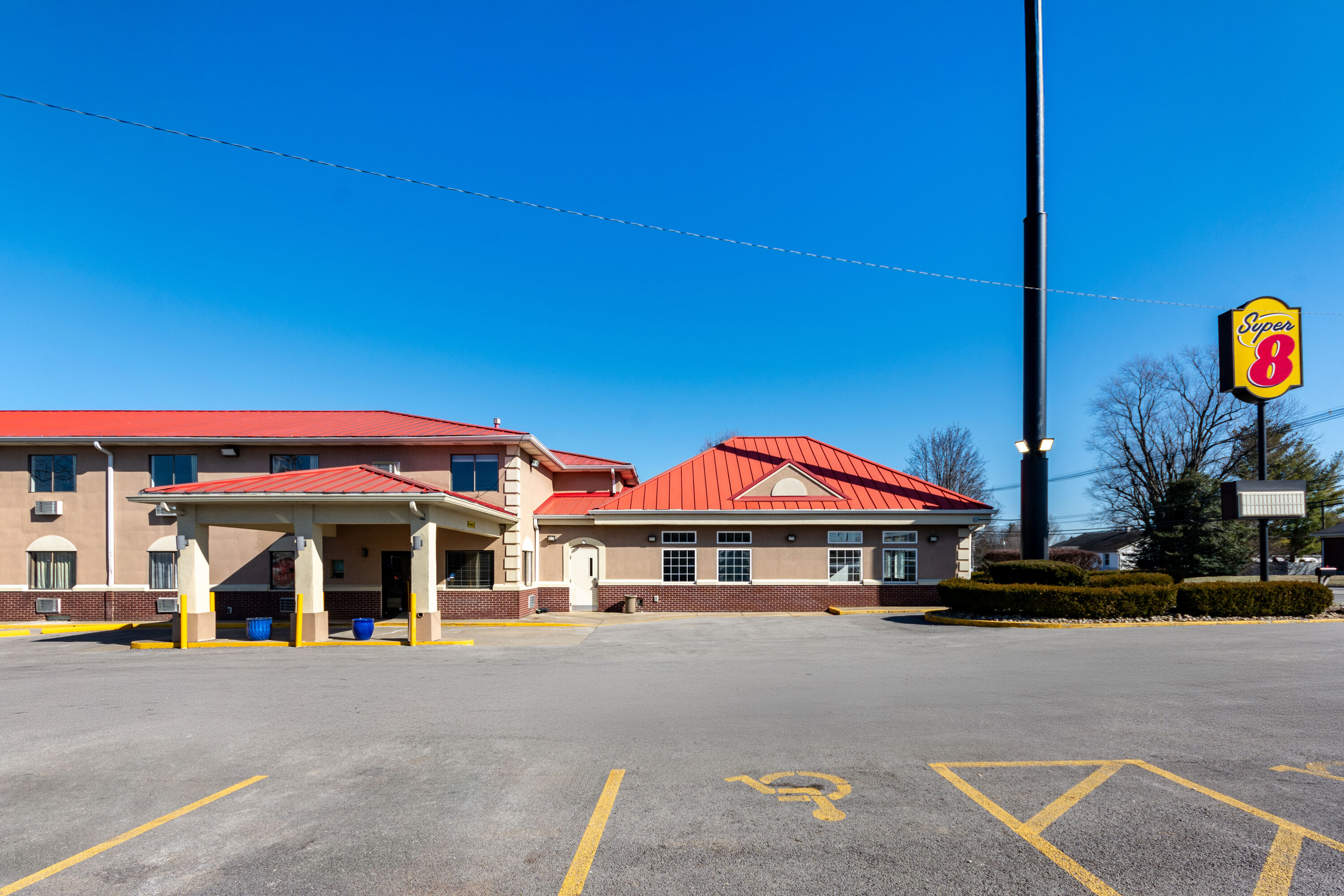 Exterior of Super 8 by Wyndham Elizabethtown hotel in Elizabethtown, Kentucky