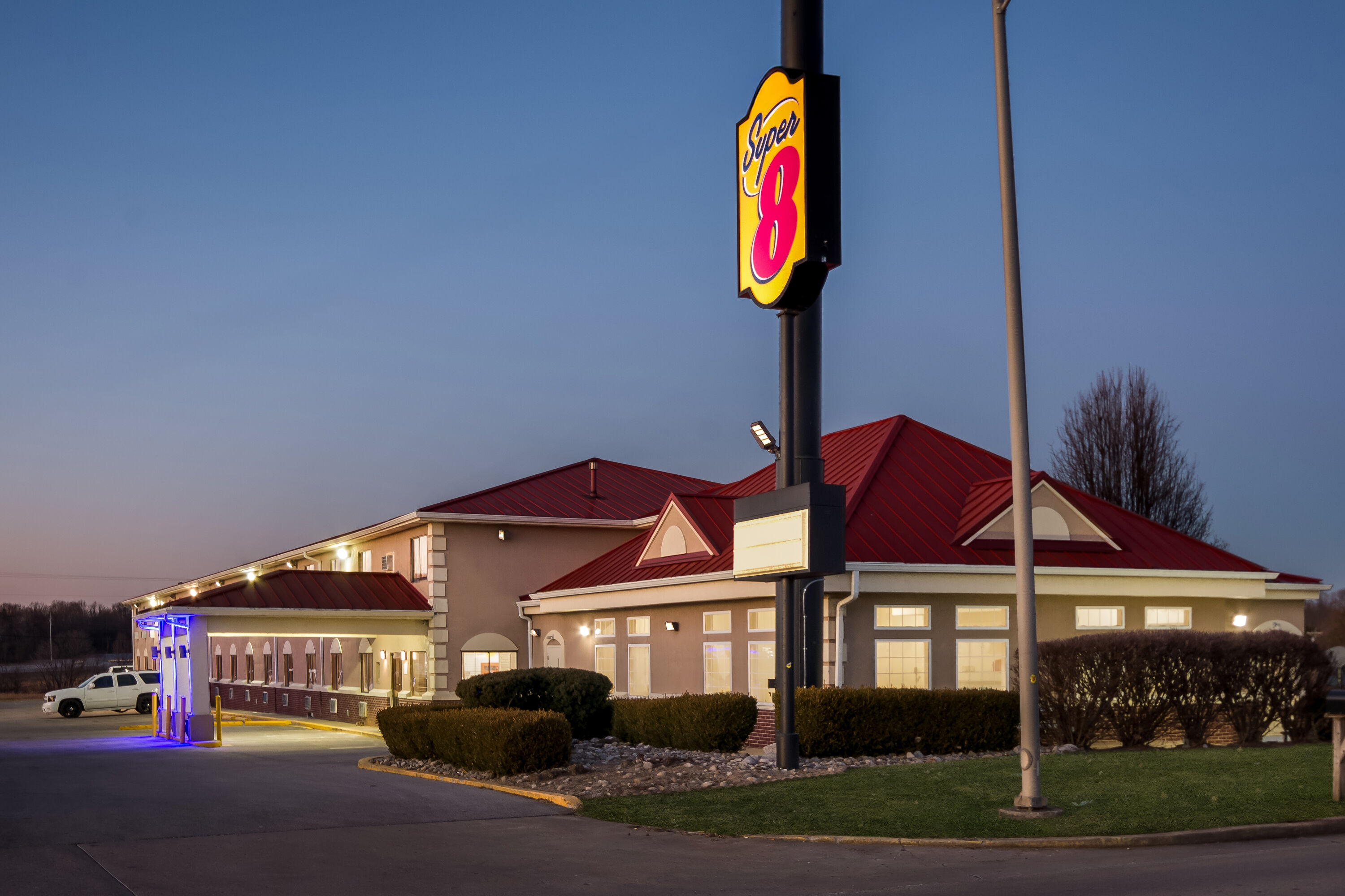Exterior of Super 8 by Wyndham Elizabethtown hotel in Elizabethtown, Kentucky