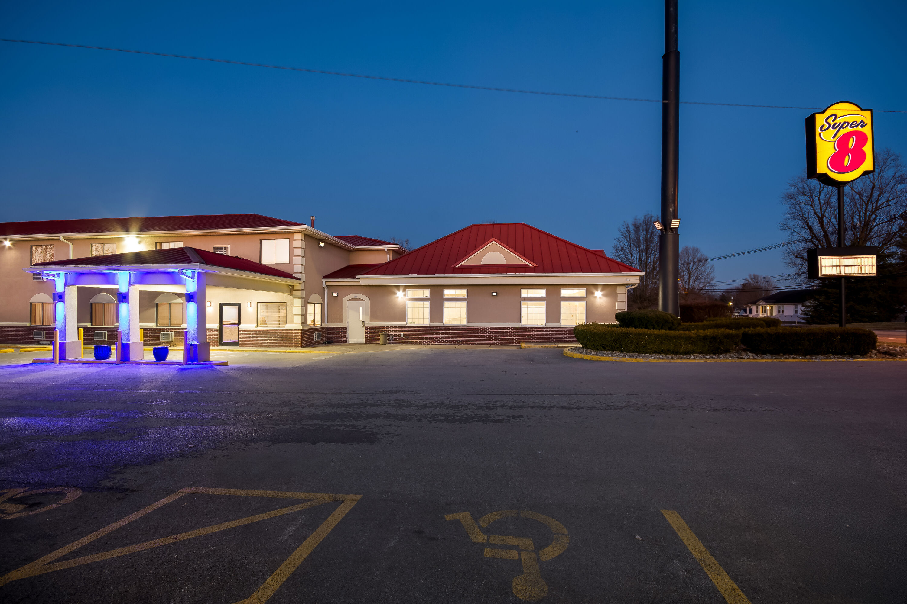 Exterior of Super 8 by Wyndham Elizabethtown hotel in Elizabethtown, Kentucky