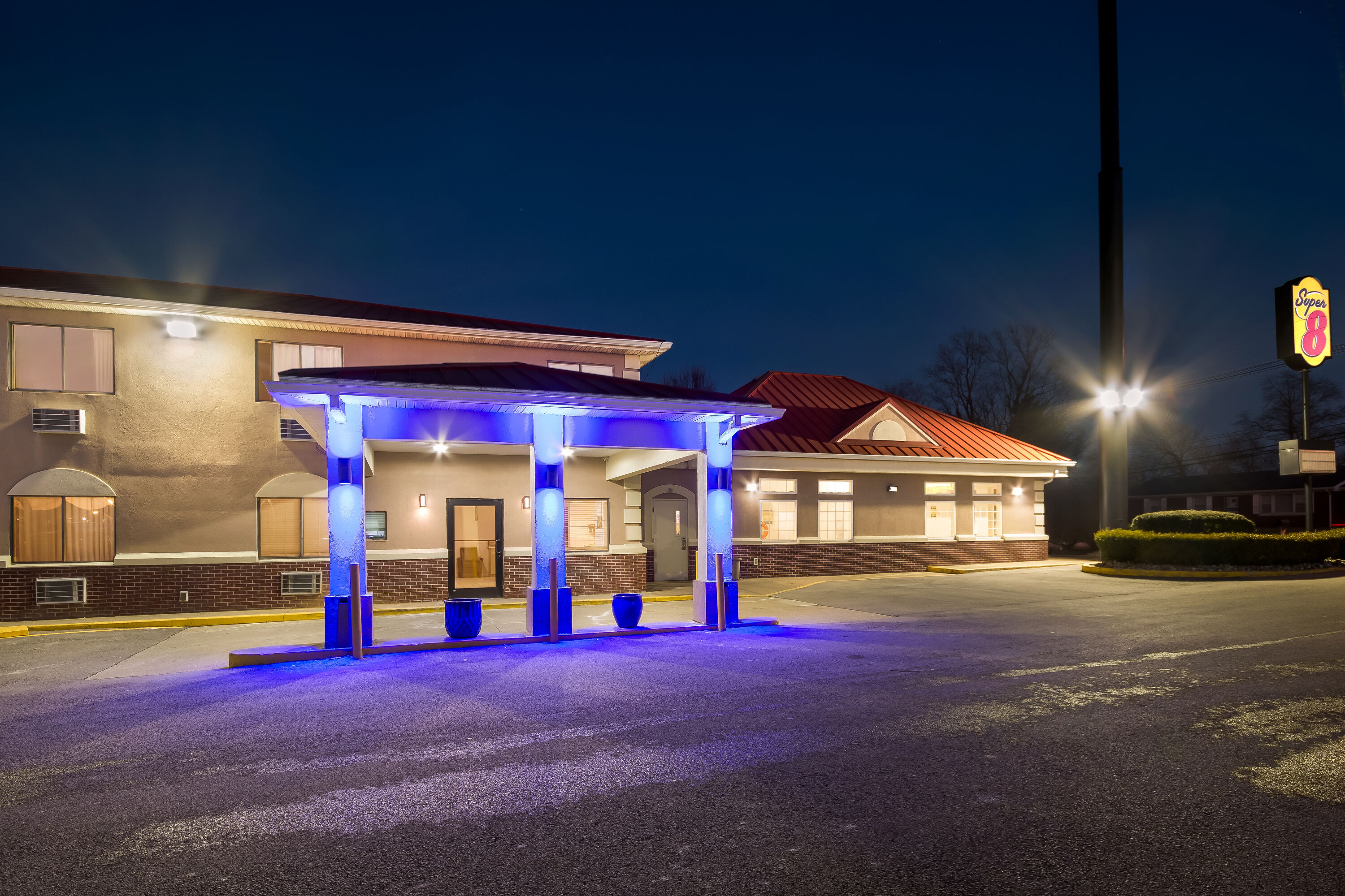 Exterior of Super 8 by Wyndham Elizabethtown hotel in Elizabethtown, Kentucky