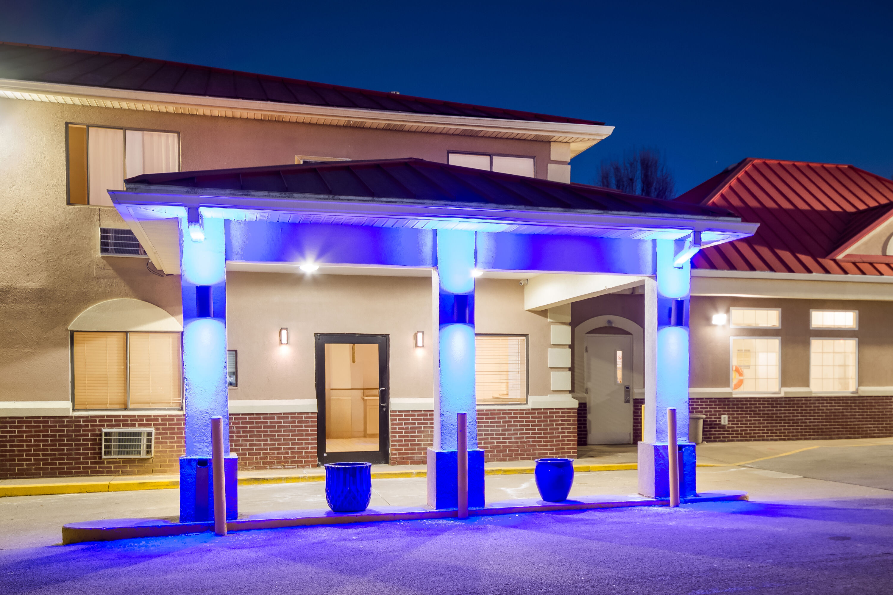 Exterior of Super 8 by Wyndham Elizabethtown hotel in Elizabethtown, Kentucky