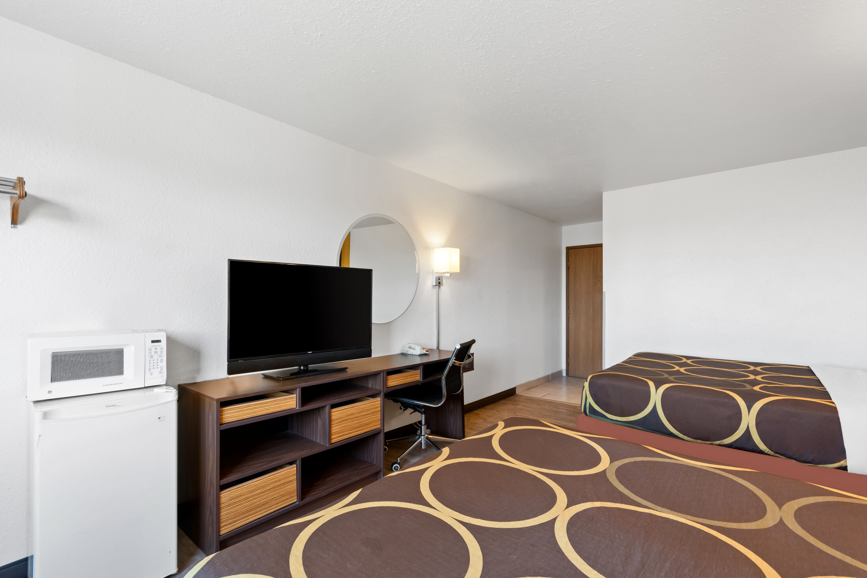 Guest room at the Super 8 by Wyndham Elizabethtown in Elizabethtown, Kentucky