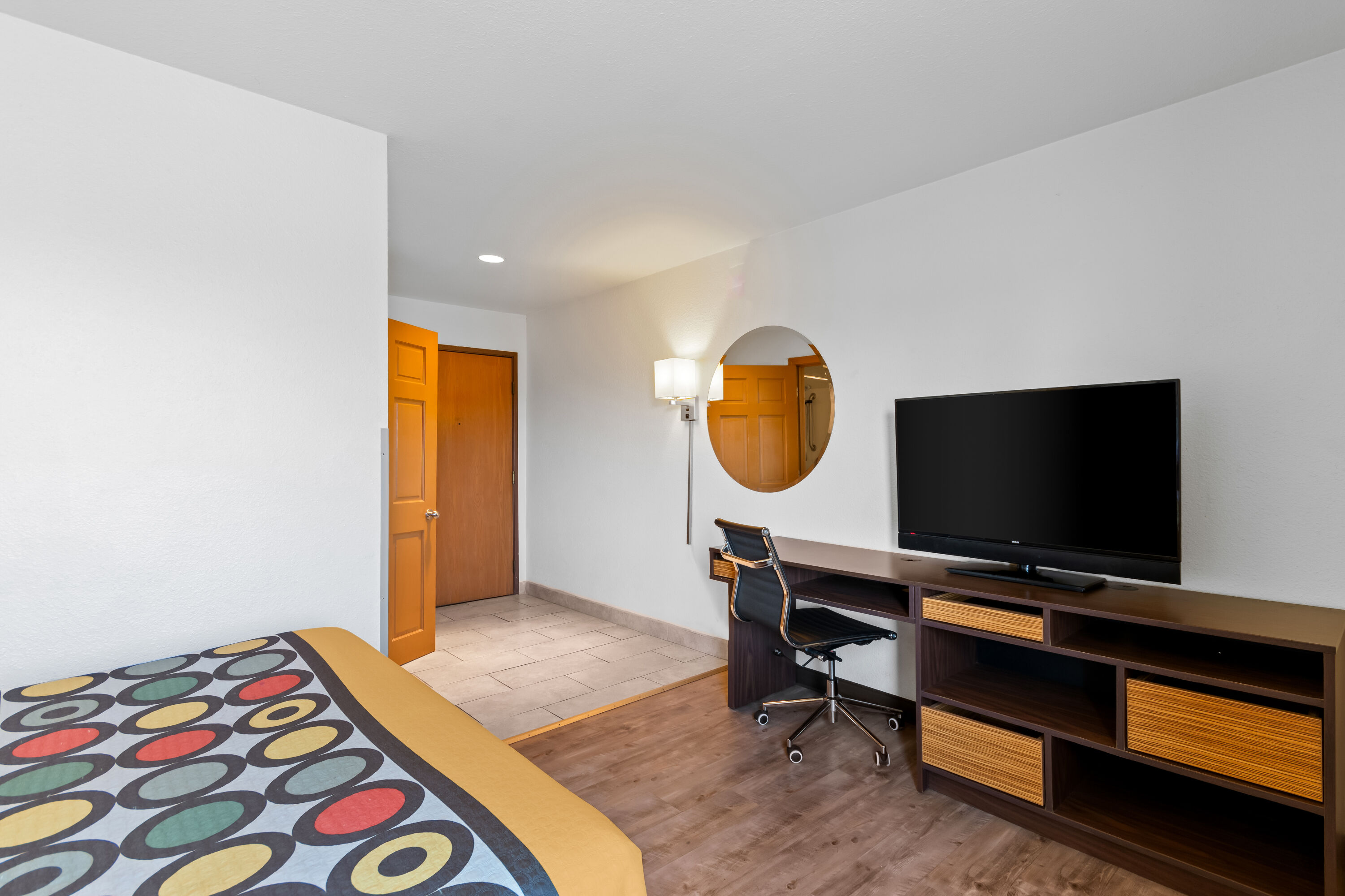 Guest room at the Super 8 by Wyndham Elizabethtown in Elizabethtown, Kentucky