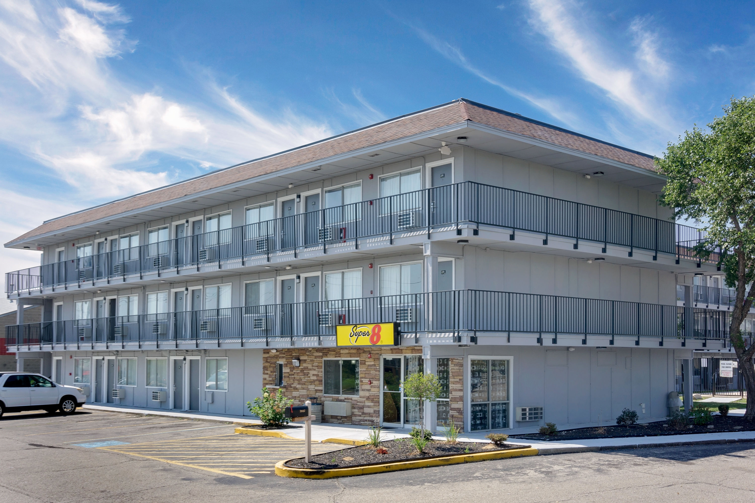 Exterior Day Image of Super 8 by Wyndham Florence hotel in Florence, Kentucky