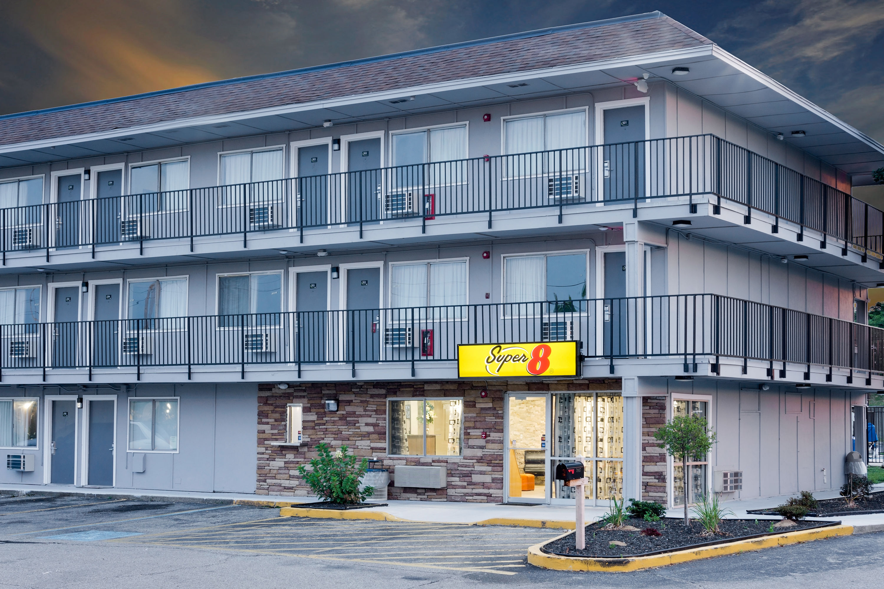 Exterior Dusk Image of Super 8 by Wyndham Florence hotel in Florence, Kentucky