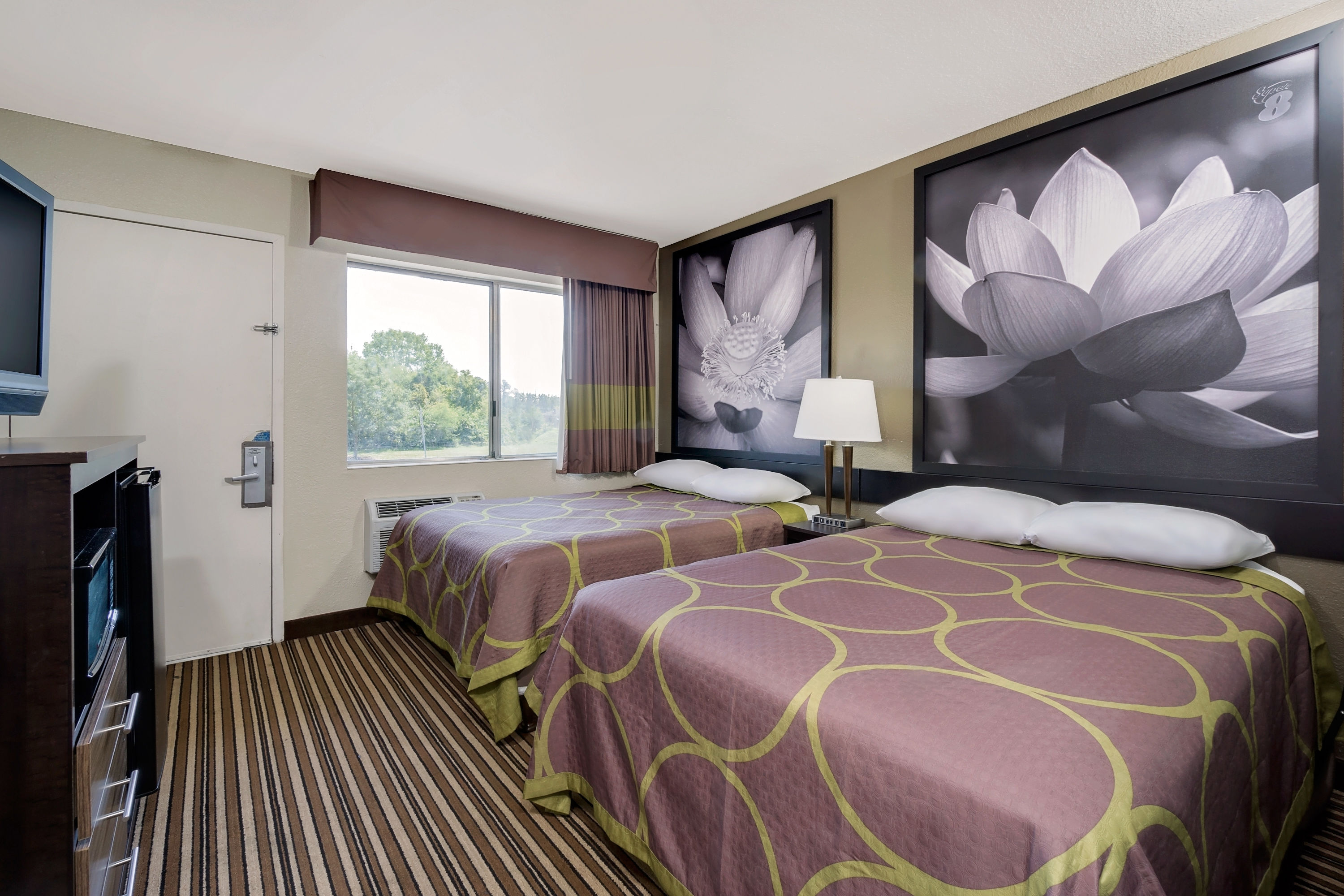 Guest room at the Super 8 by Wyndham Florence in Florence, Kentucky