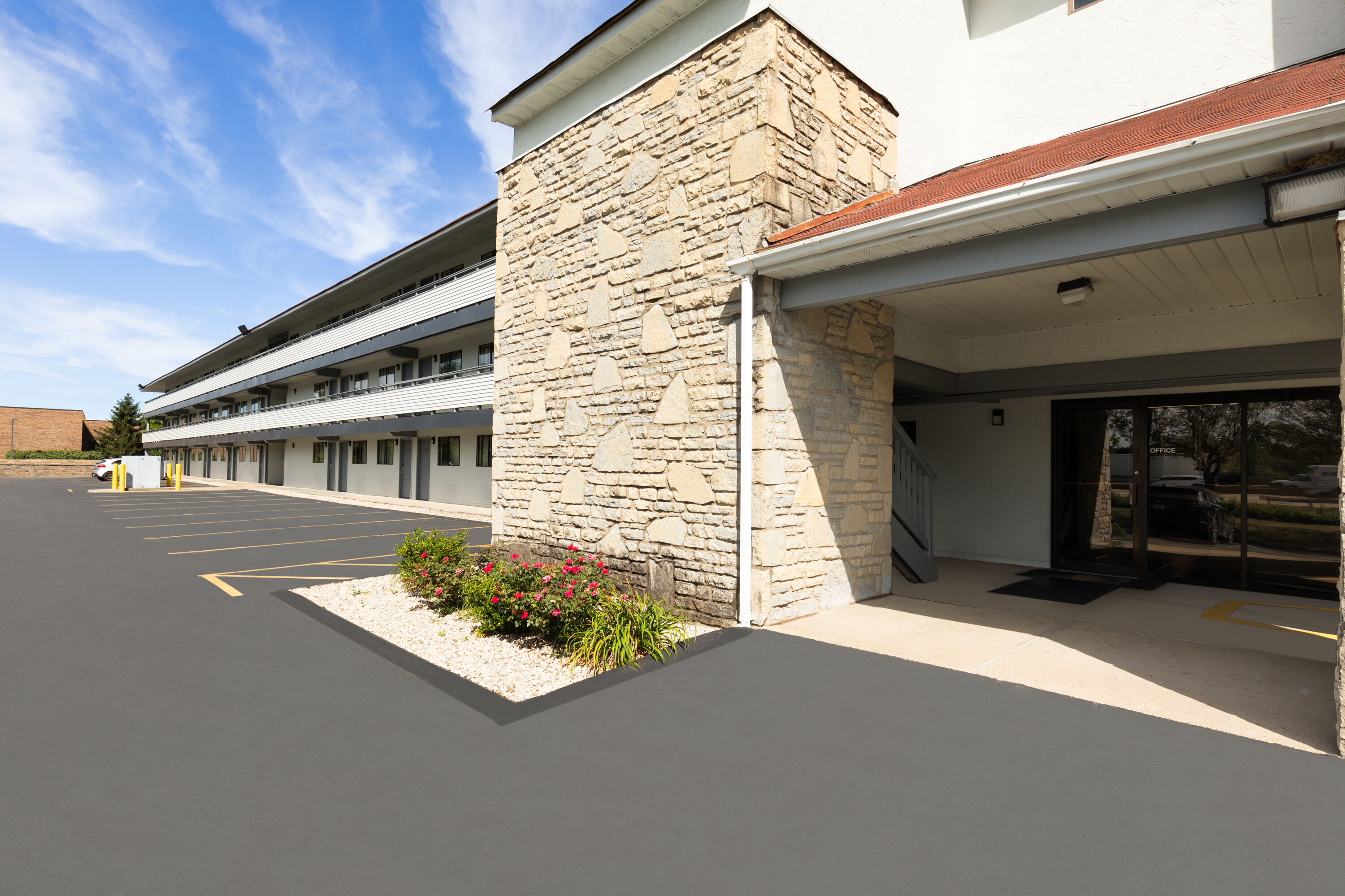 Exterior Day Image of Super 8 by Wyndham Fort Mitchell Cincinnati Area hotel in Fort Mitchell, Kentucky