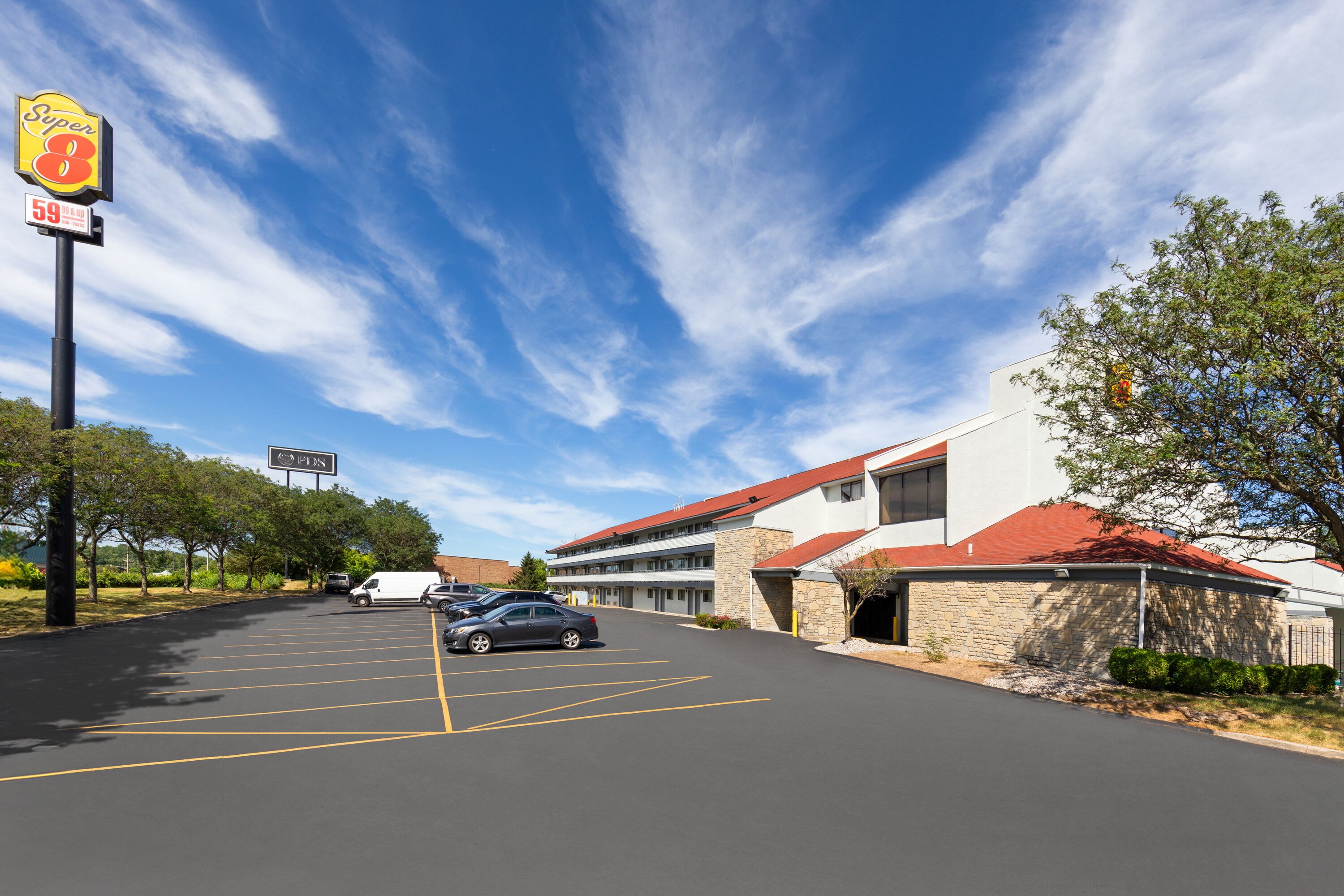 Exterior Day Image of Super 8 by Wyndham Fort Mitchell Cincinnati Area hotel in Fort Mitchell, Kentucky