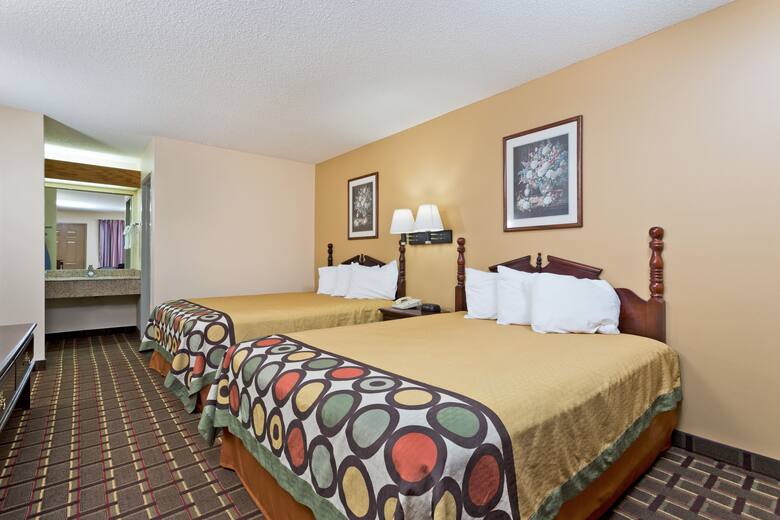 Guest room at the Super 8 Franklin Hwy 31 in Franklin, Kentucky