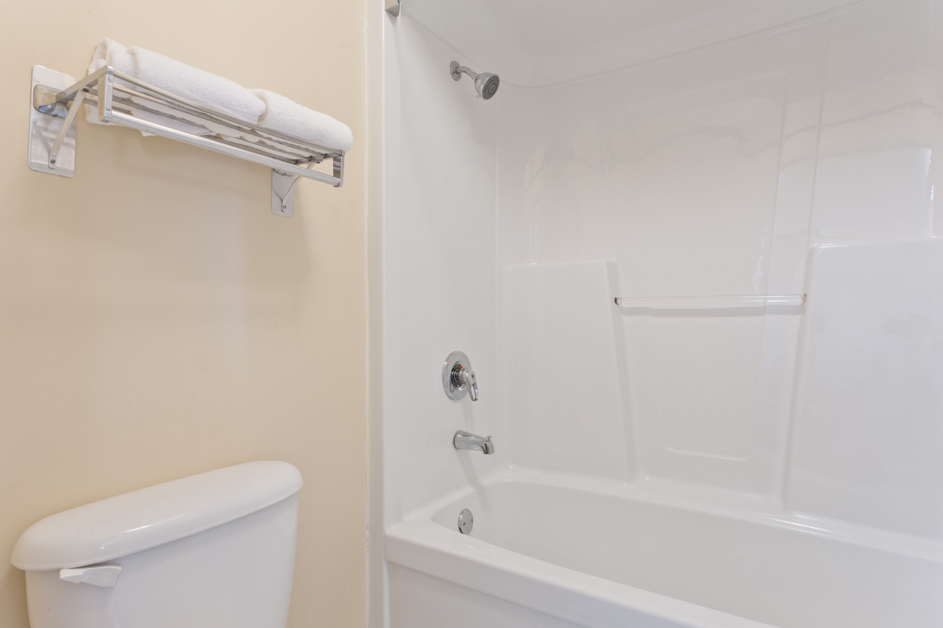 Guest room at the Super 8 by Wyndham Franklin Hwy 31 in Franklin, Kentucky