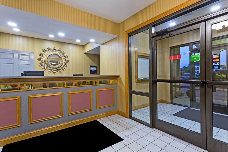 Super 8 Franklin Hwy 31 hotel lobby in Franklin, Kentucky