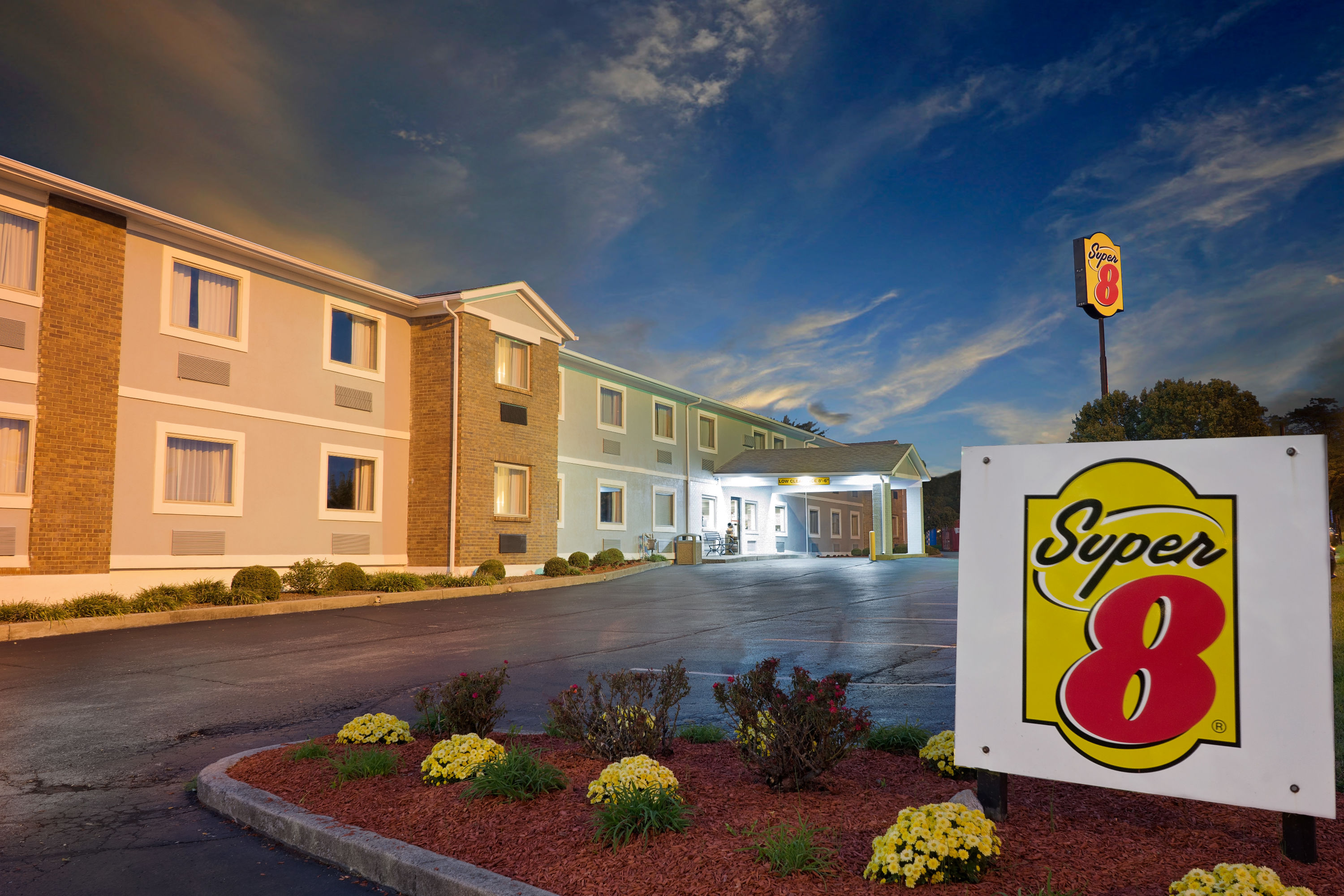 Exterior of Super 8 by Wyndham Lexington/Hamburg Area hotel in Lexington, Kentucky