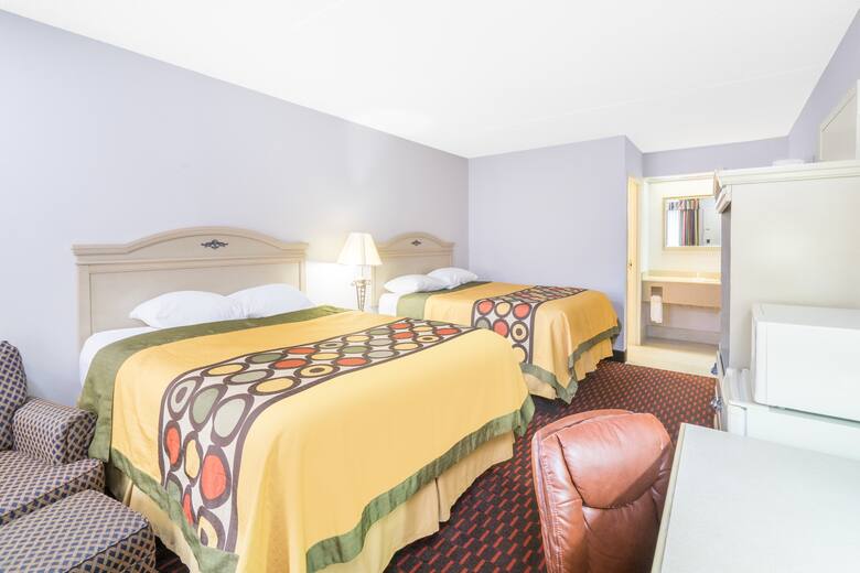 Guest room at the Super 8 London in London, Kentucky