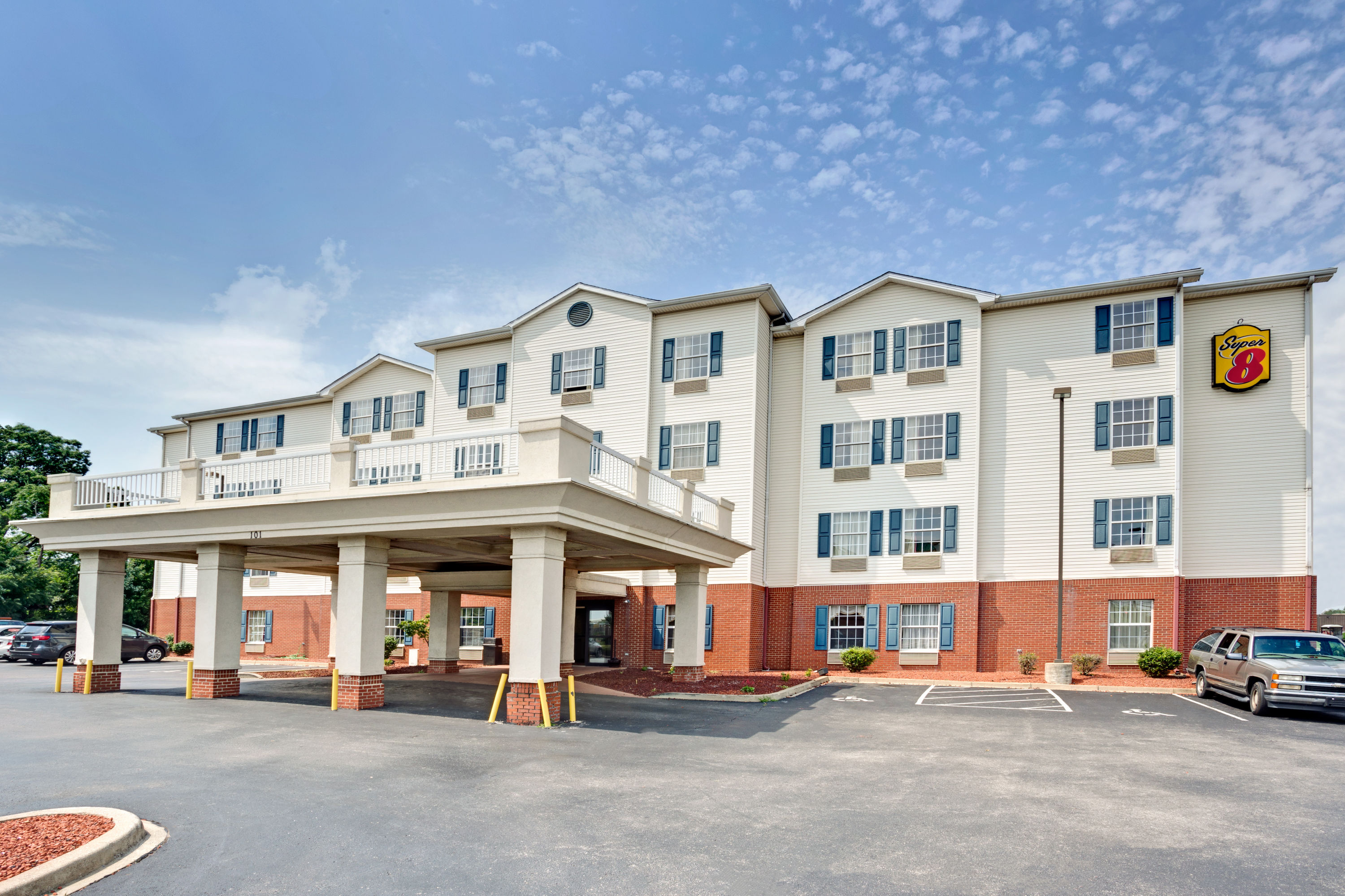 Super 8 Louisville - Expo Center