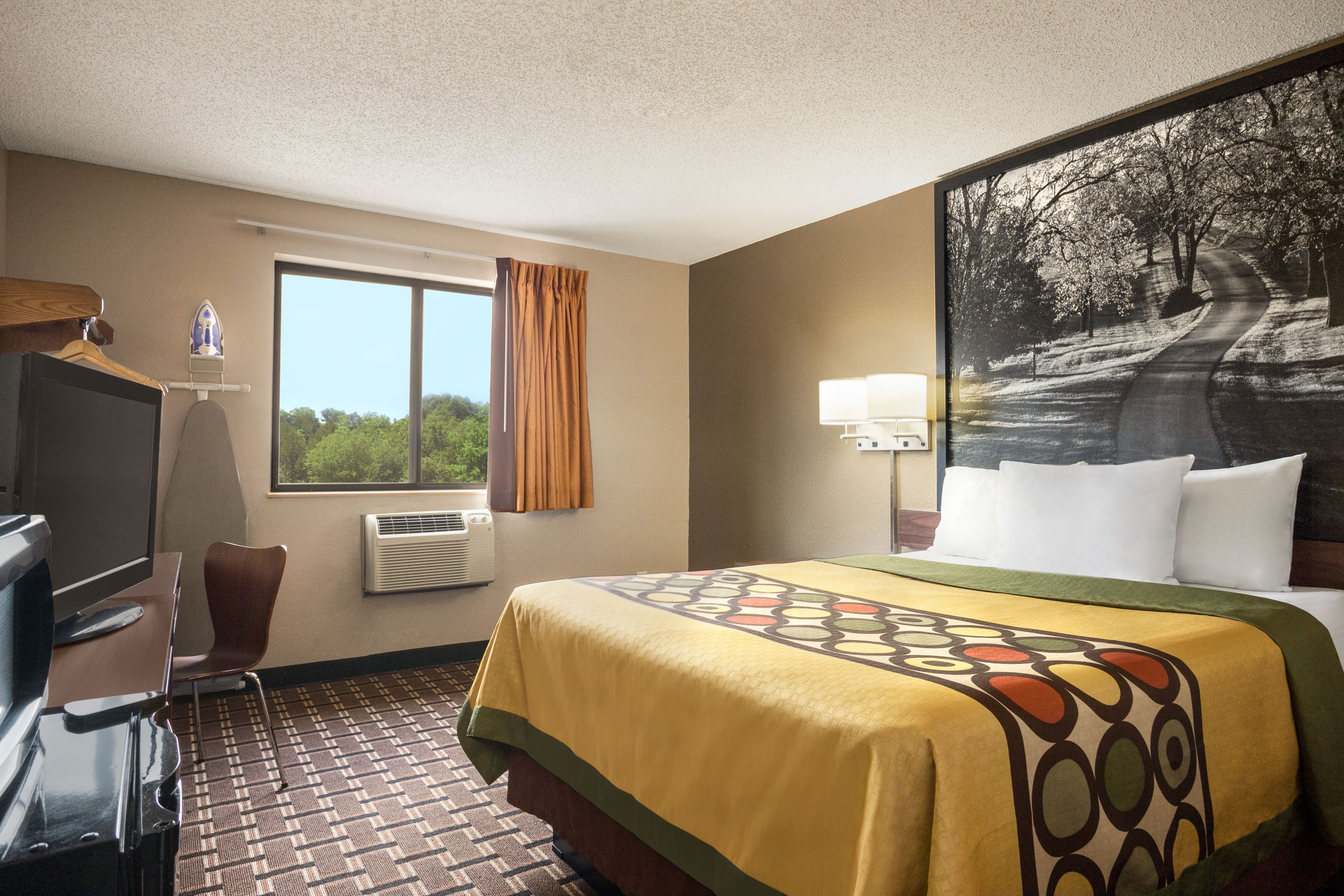 Queen bed guest room at the Super 8 by Wyndham Mayfield in Mayfield, Kentucky