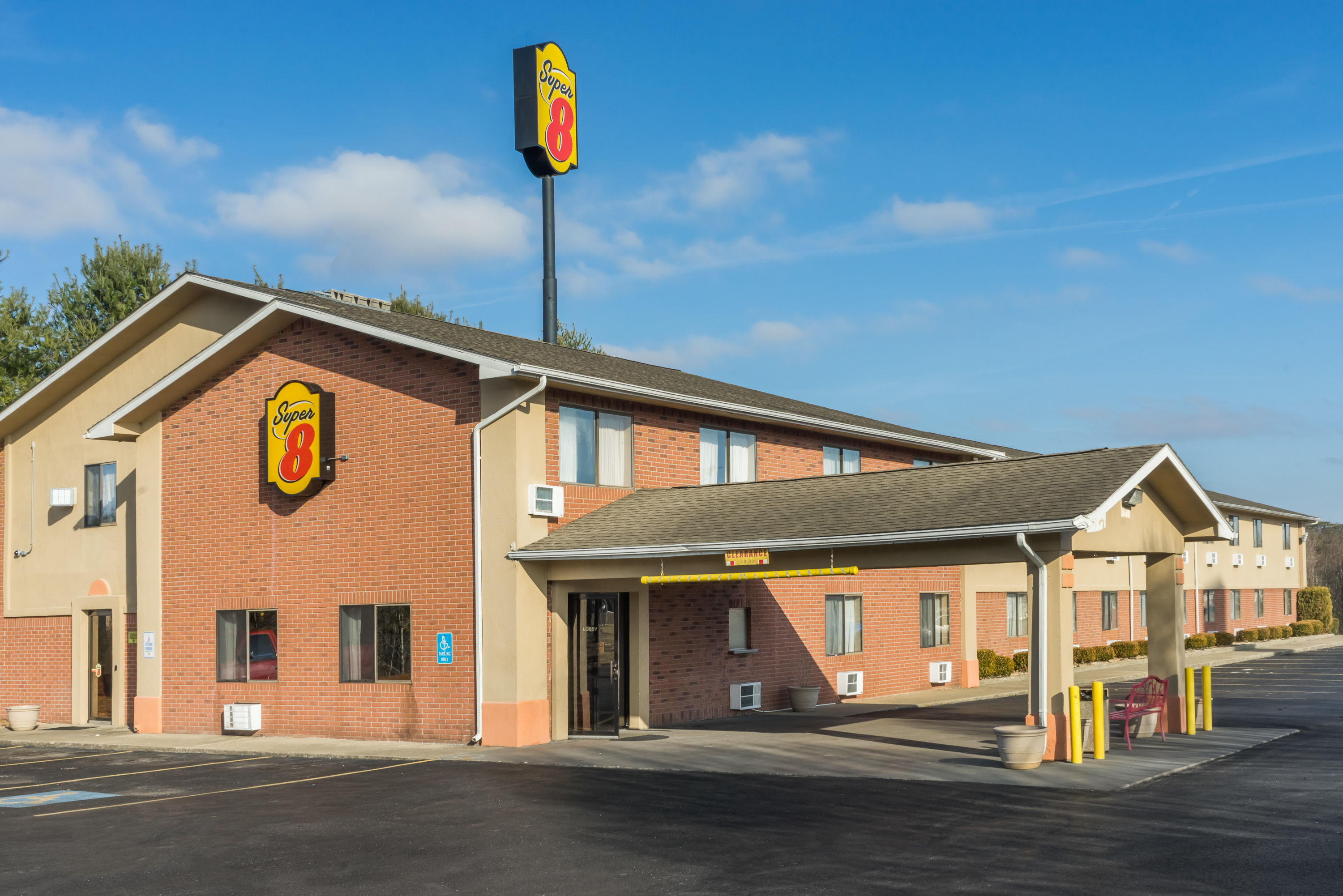 Exterior Day Image of Super 8 by Wyndham Munfordville KY hotel in Munfordville, Kentucky