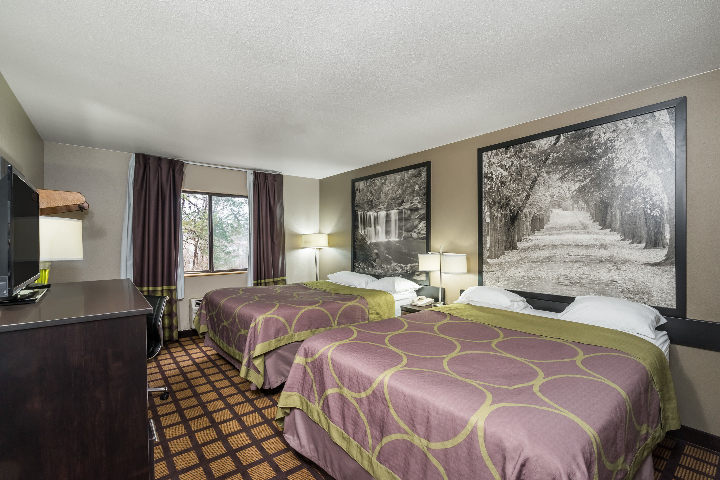 Guest room at the Super 8 by Wyndham Munfordville KY in Munfordville, Kentucky