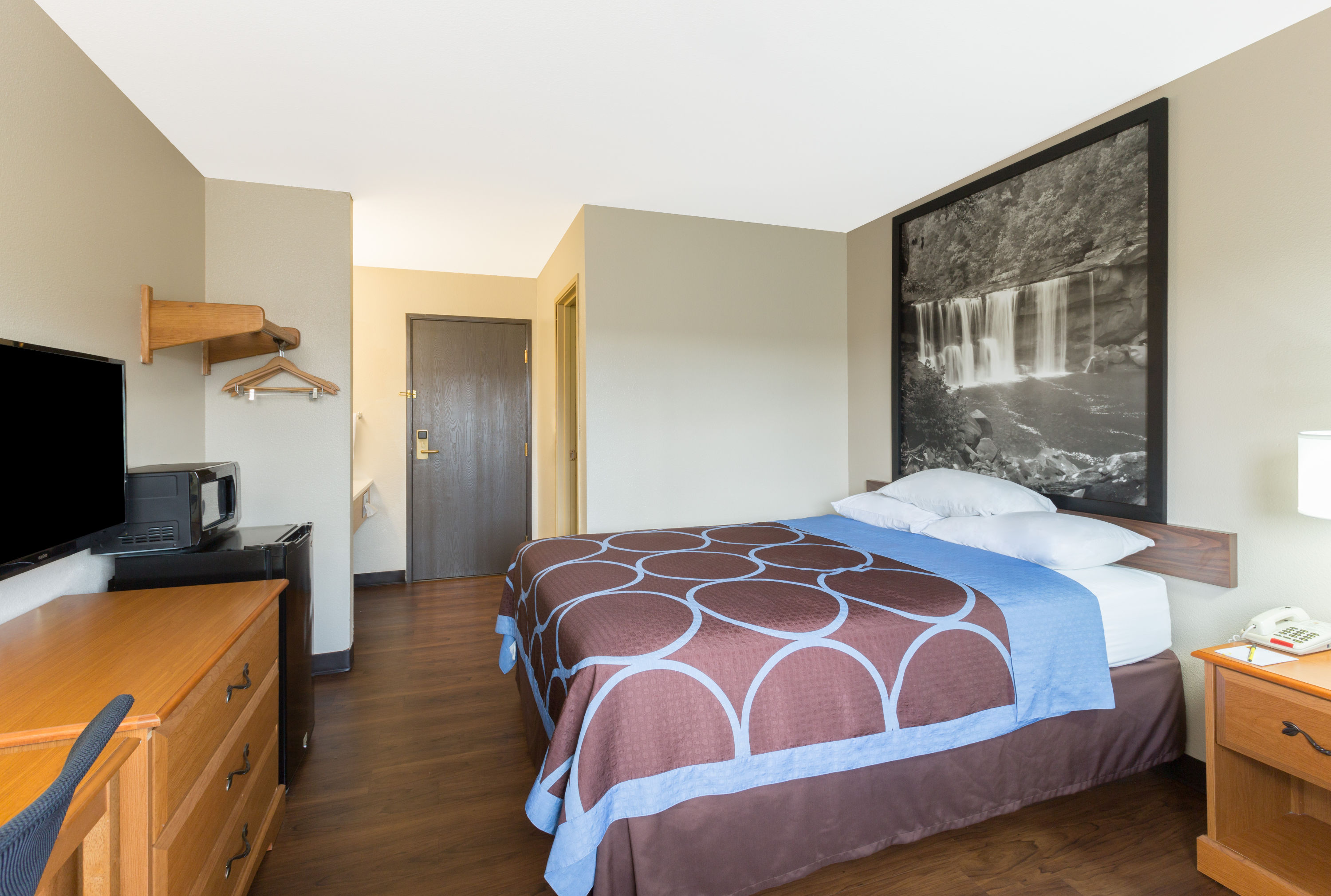 Guest room at the Super 8 by Wyndham Radcliff Ft. Knox Area in Radcliff, Kentucky