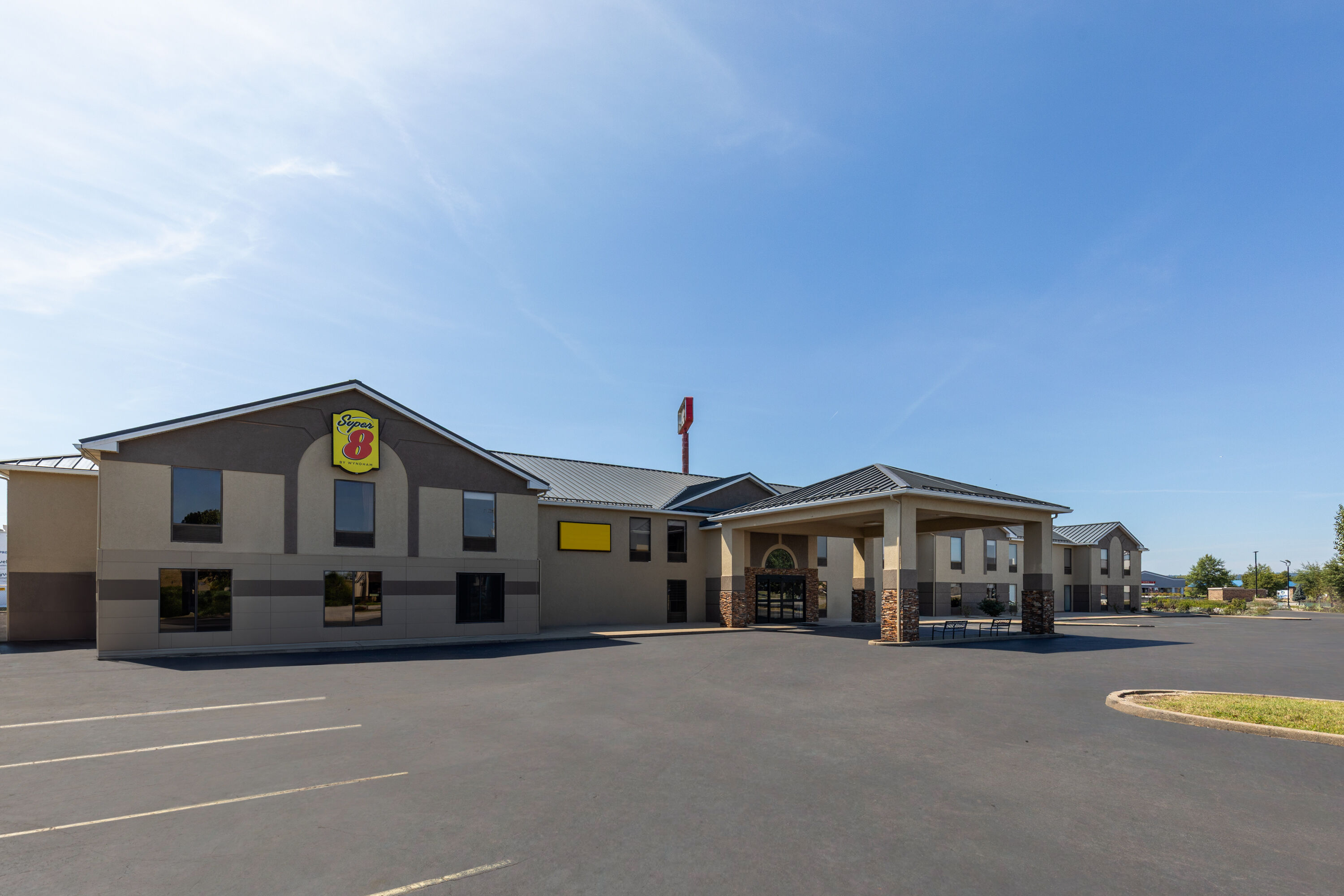 Exterior Day Image of Super 8 by Wyndham Shepherdsville/Louisville South I65 hotel in Shepherdsville, Kentucky