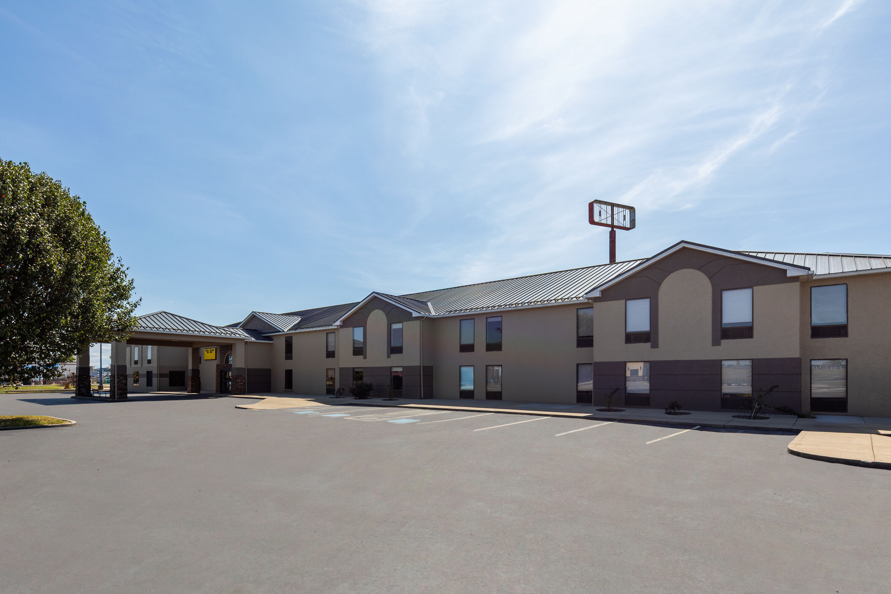 Exterior Day Image of Super 8 by Wyndham Shepherdsville/Louisville South I65 hotel in Shepherdsville, Kentucky