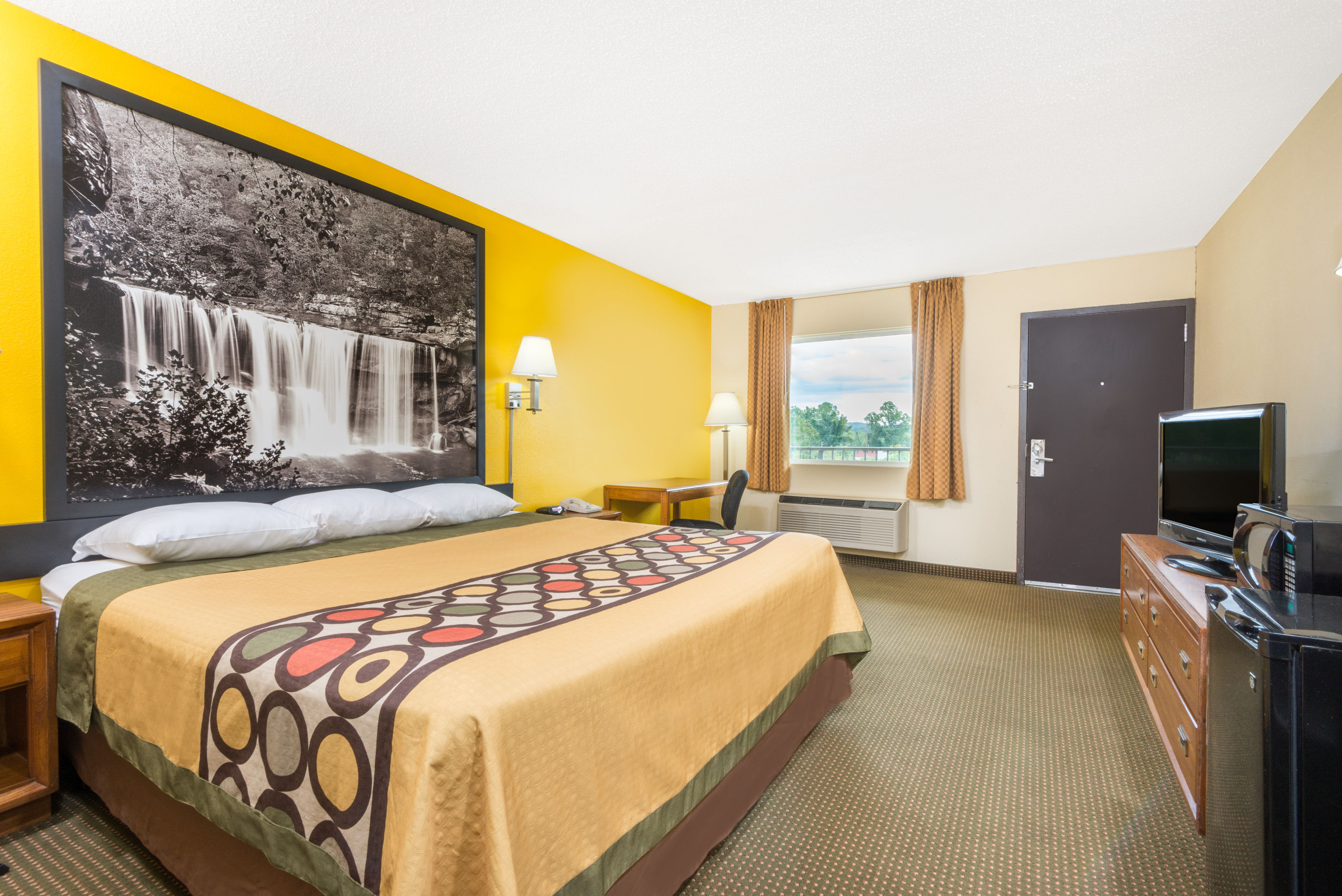 Guest room at the Super 8 by Wyndham Williamsburg in Williamsburg, Kentucky