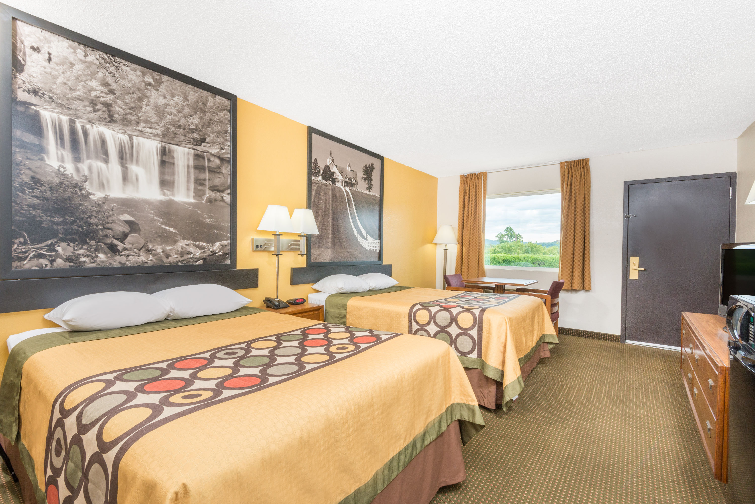 Guest room at the Super 8 by Wyndham Williamsburg in Williamsburg, Kentucky