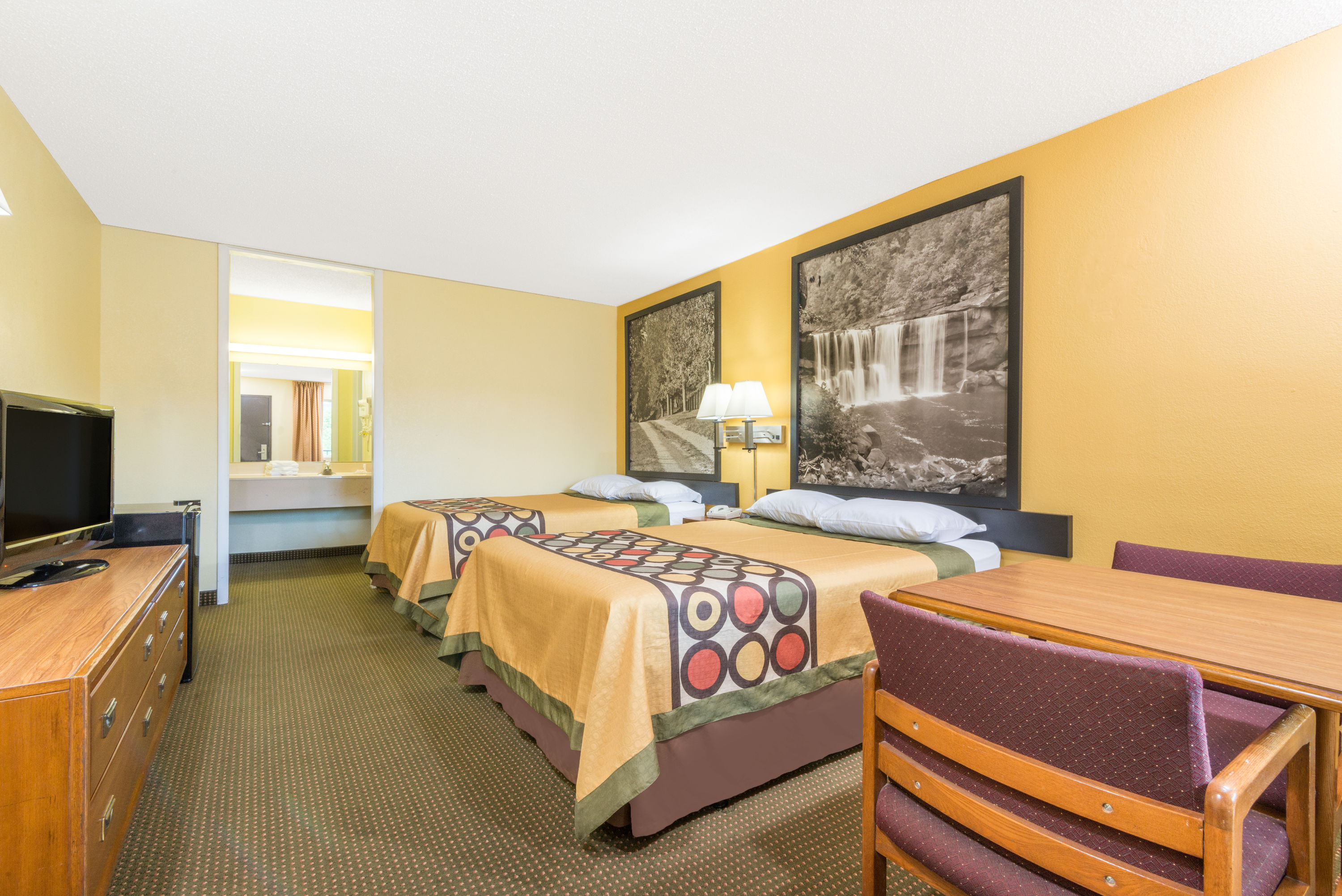 Guest room at the Super 8 by Wyndham Williamsburg in Williamsburg, Kentucky