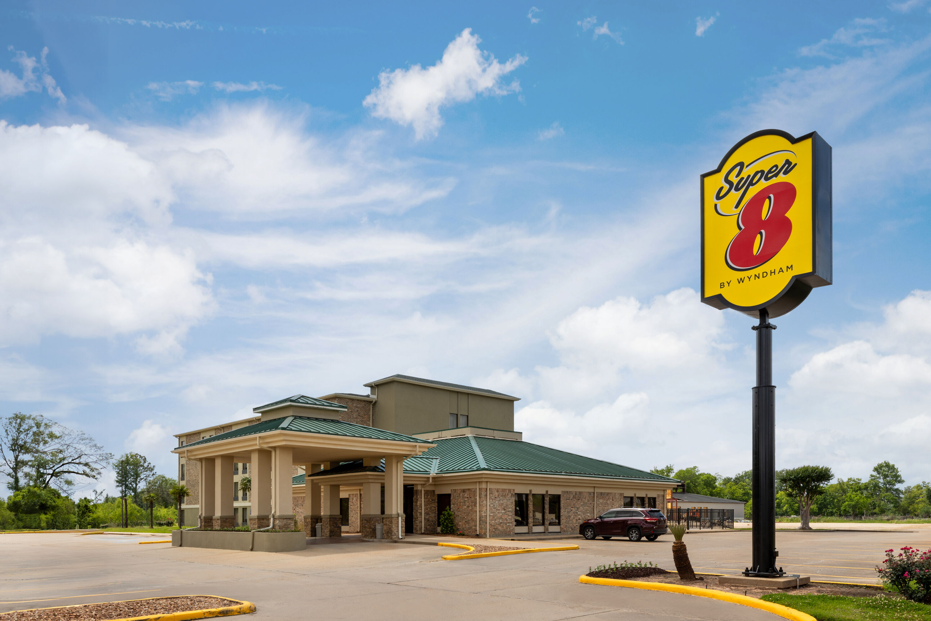 Exterior Day Image of Super 8 by Wyndham Alexandria LA hotel in Alexandria, Louisiana