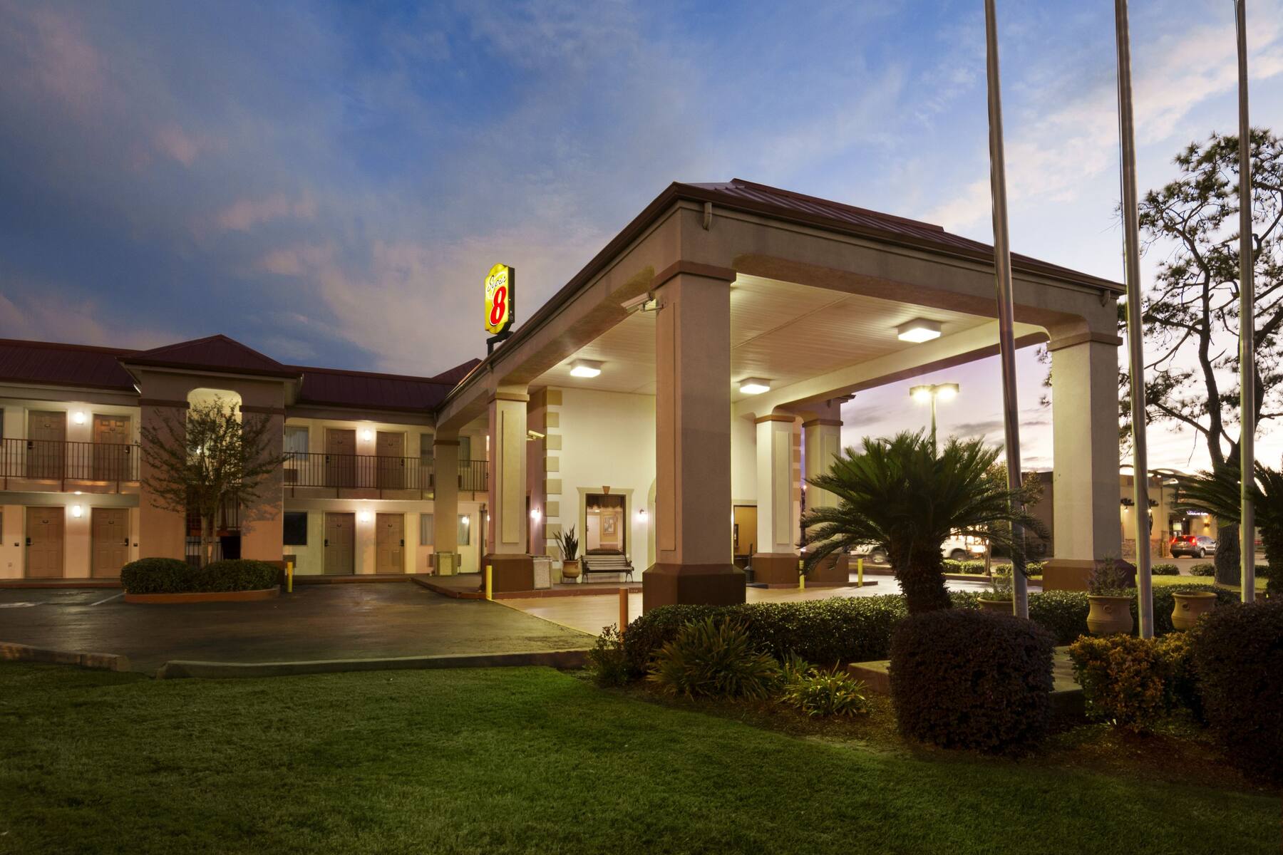 Exterior of Super 8 Baton Rouge/I-12 hotel in Baton Rouge, Louisiana Exterior of Super 8 Baton Rouge/I-12 hotel in Baton Rouge, Louisiana