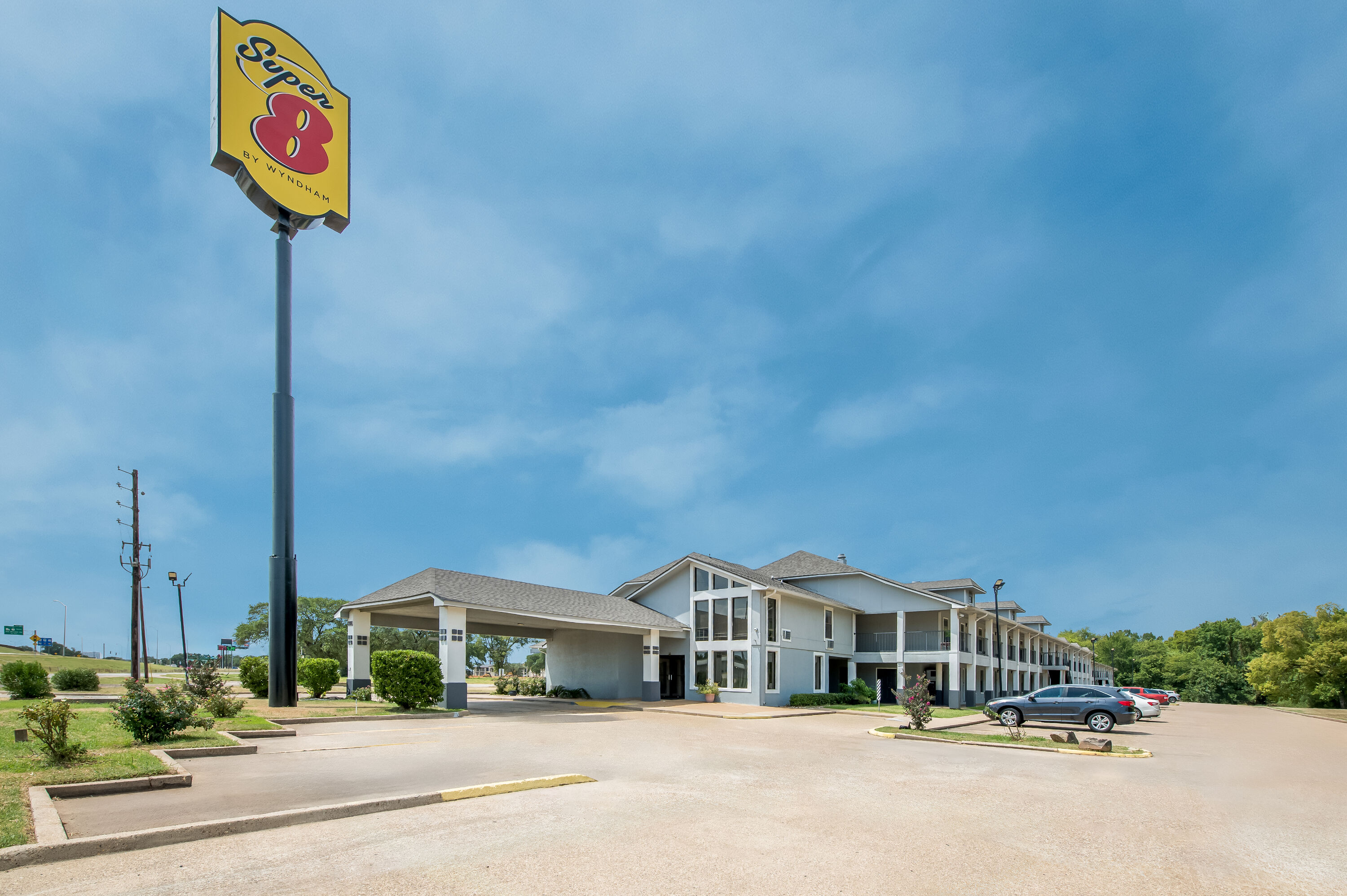 Exterior Day Image of Super 8 by Wyndham Bossier City/Shreveport Area hotel in Bossier City, Louisiana