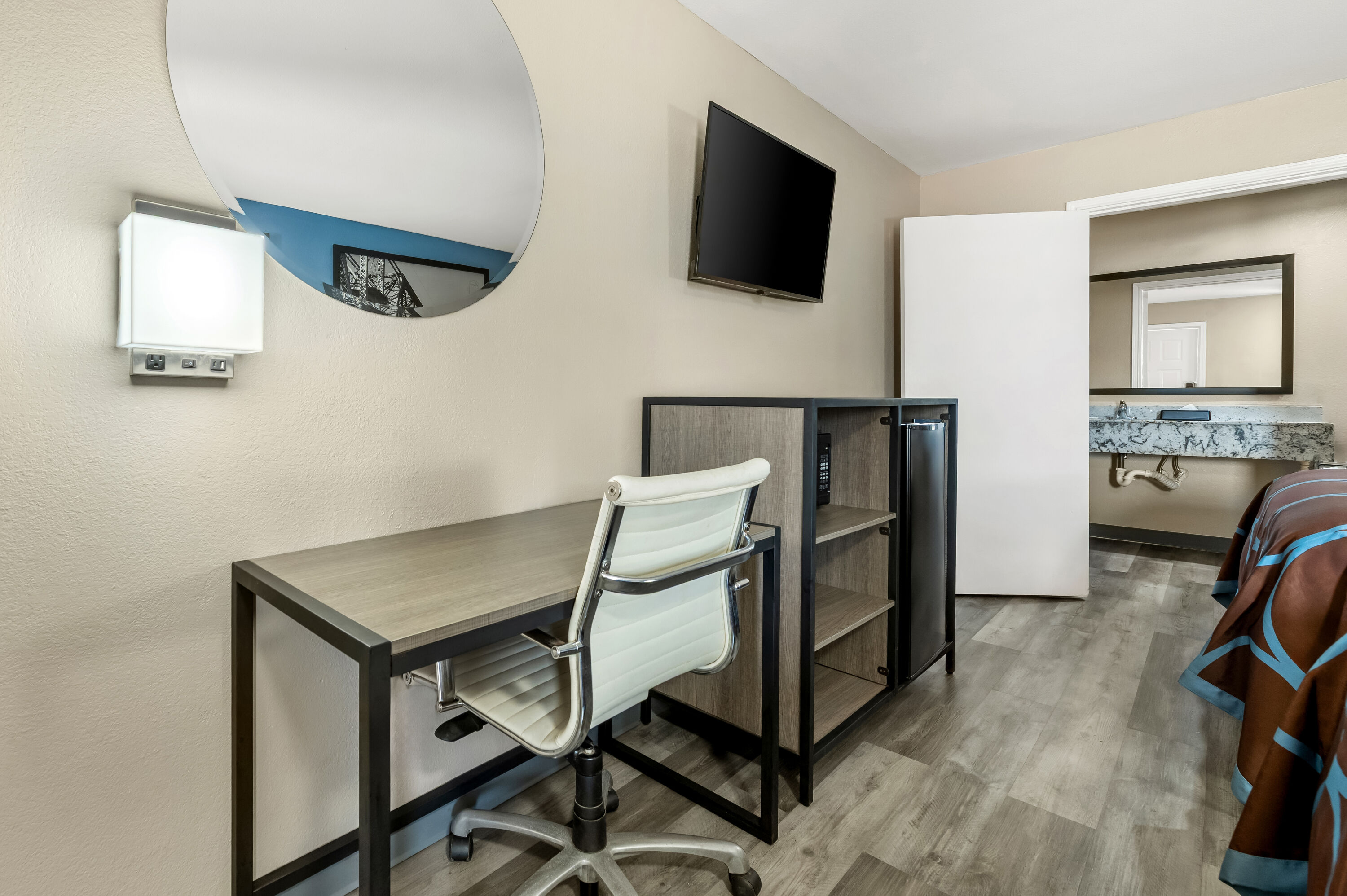 Double bed guest room at the Super 8 by Wyndham Bossier City/Shreveport Area in Bossier City, Louisiana