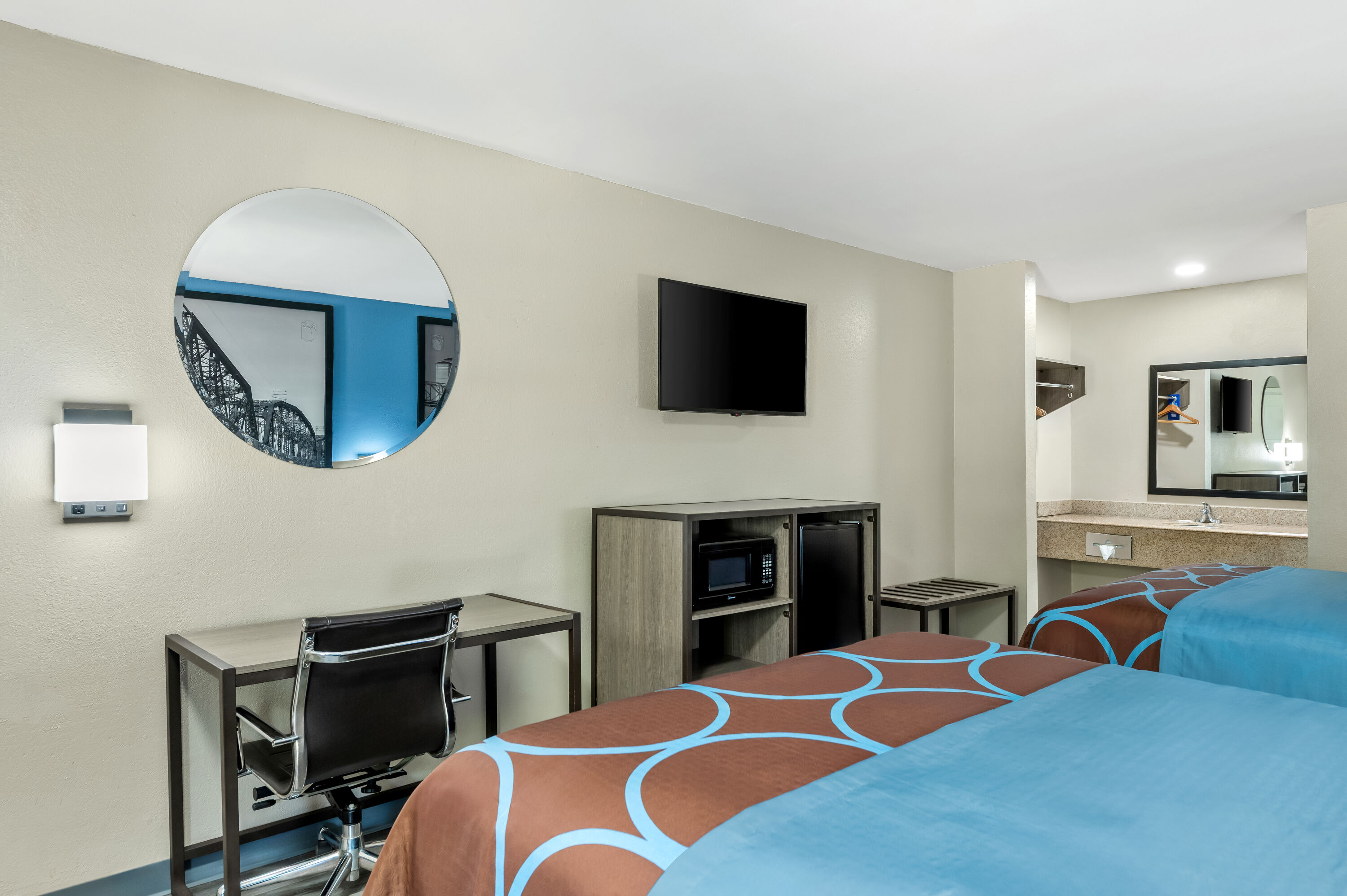 Double bed guest room at the Super 8 by Wyndham Bossier City/Shreveport Area in Bossier City, Louisiana
