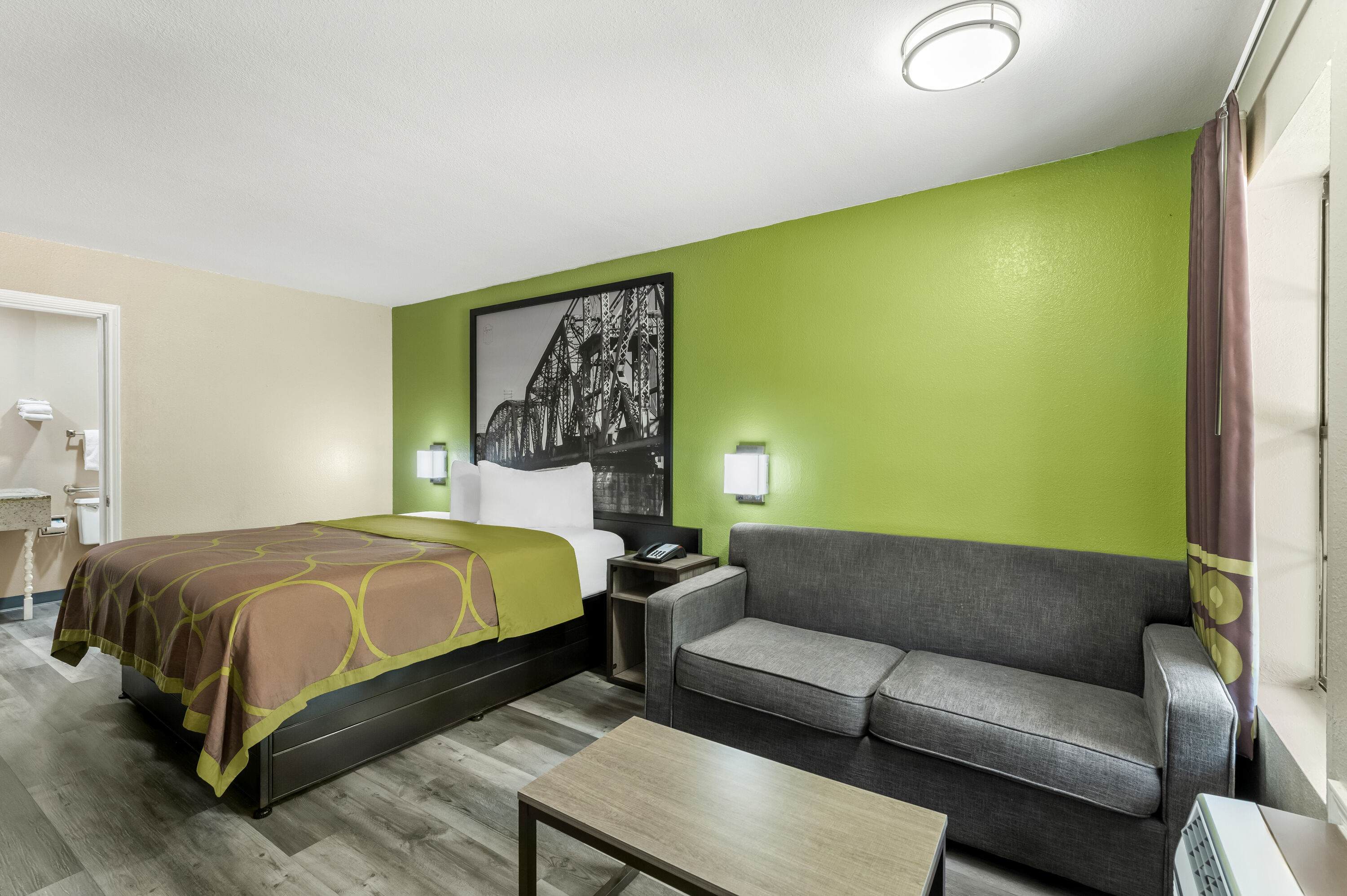 King bed guest room at the Super 8 by Wyndham Bossier City/Shreveport Area in Bossier City, Louisiana