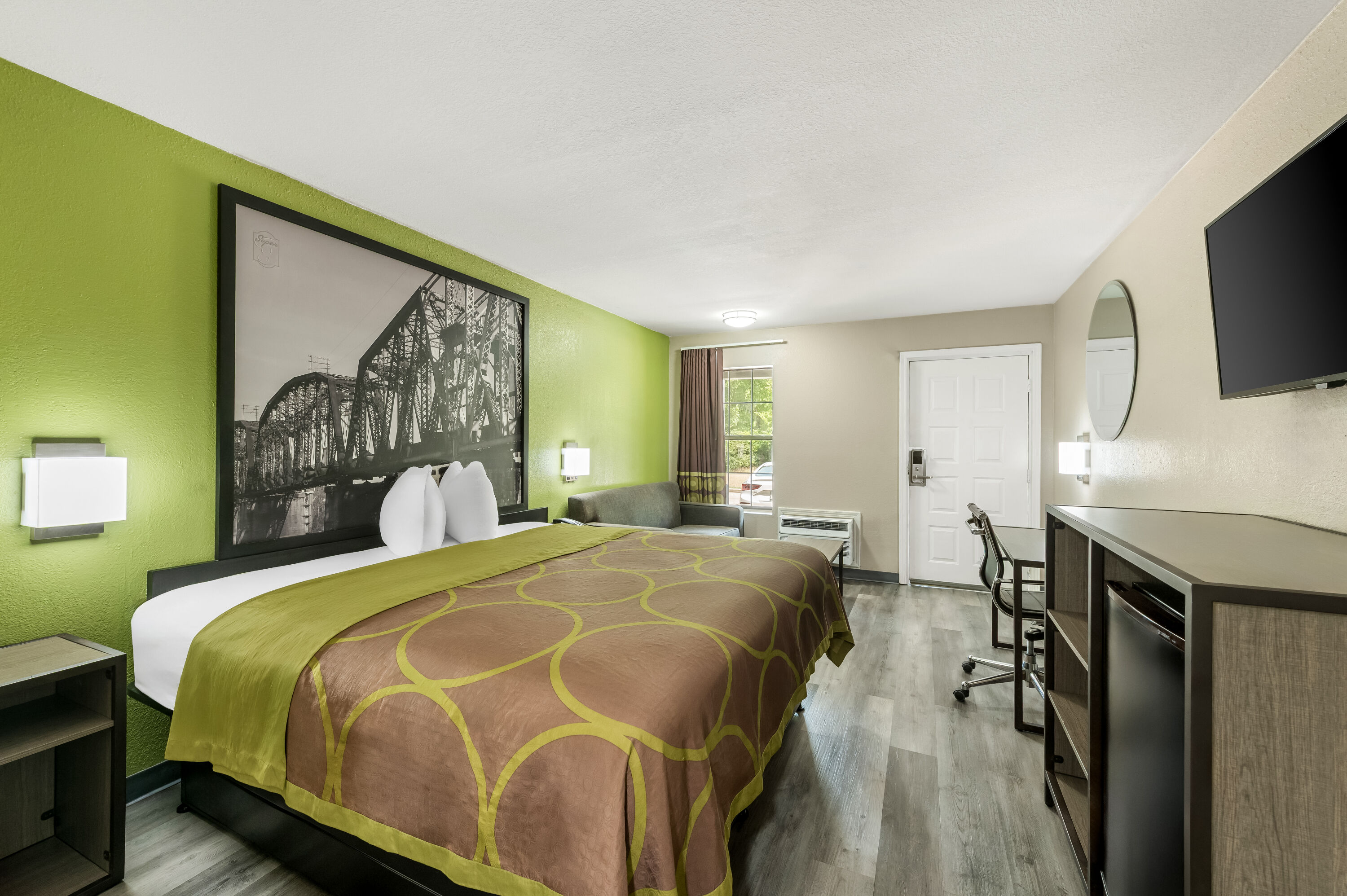 King bed guest room at the Super 8 by Wyndham Bossier City/Shreveport Area in Bossier City, Louisiana