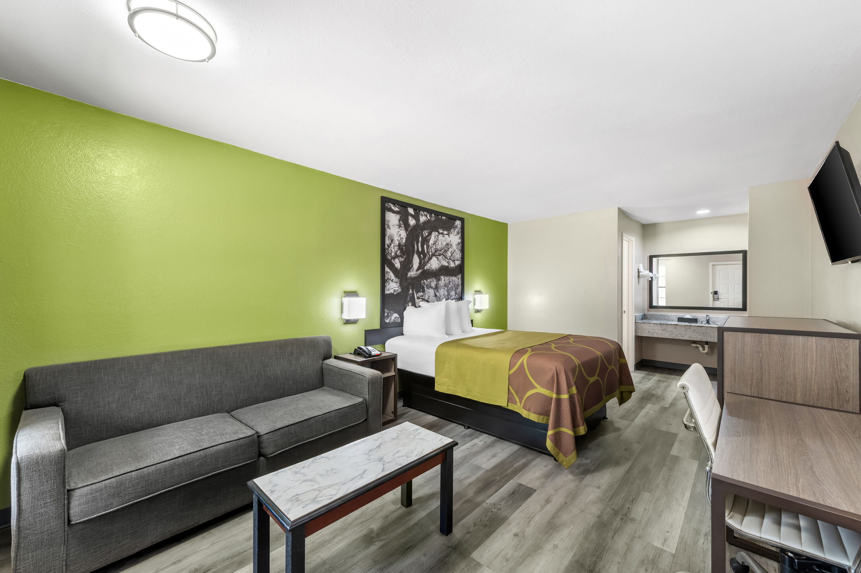 Queen bed guest room at the Super 8 by Wyndham Bossier City/Shreveport Area in Bossier City, Louisiana