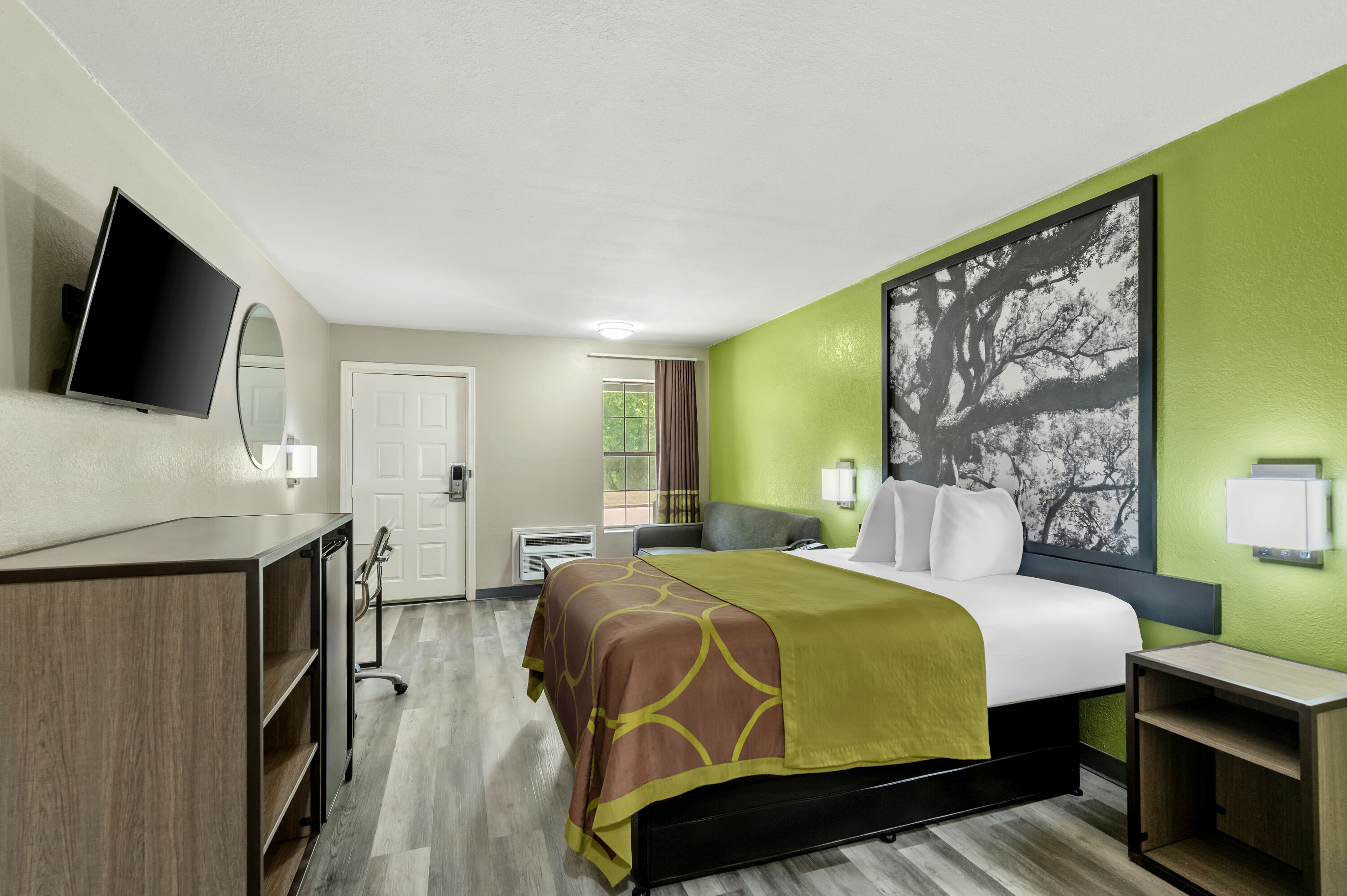 Queen bed guest room at the Super 8 by Wyndham Bossier City/Shreveport Area in Bossier City, Louisiana