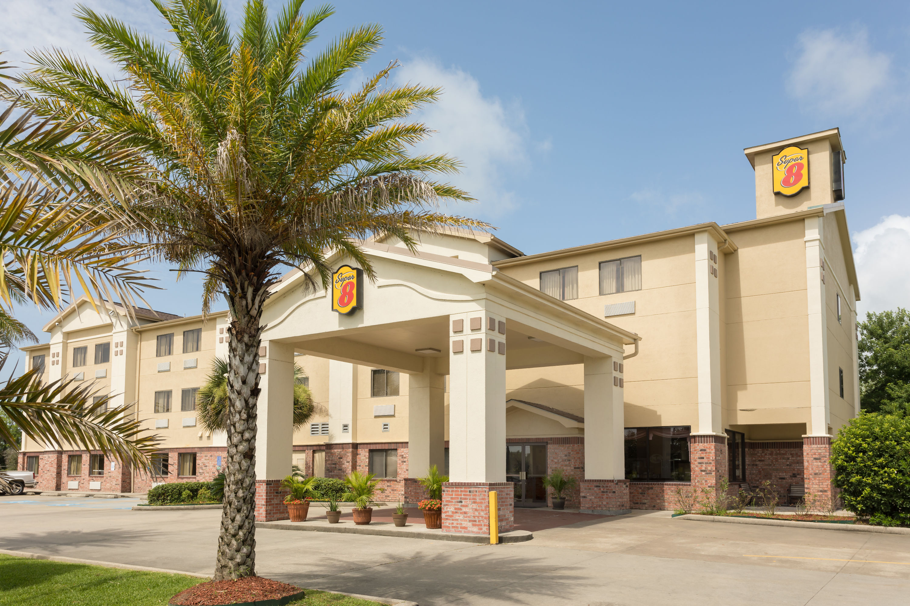Exterior Day Image of Super 8 by Wyndham Duson Lafayette West Area hotel in Duson, Louisiana