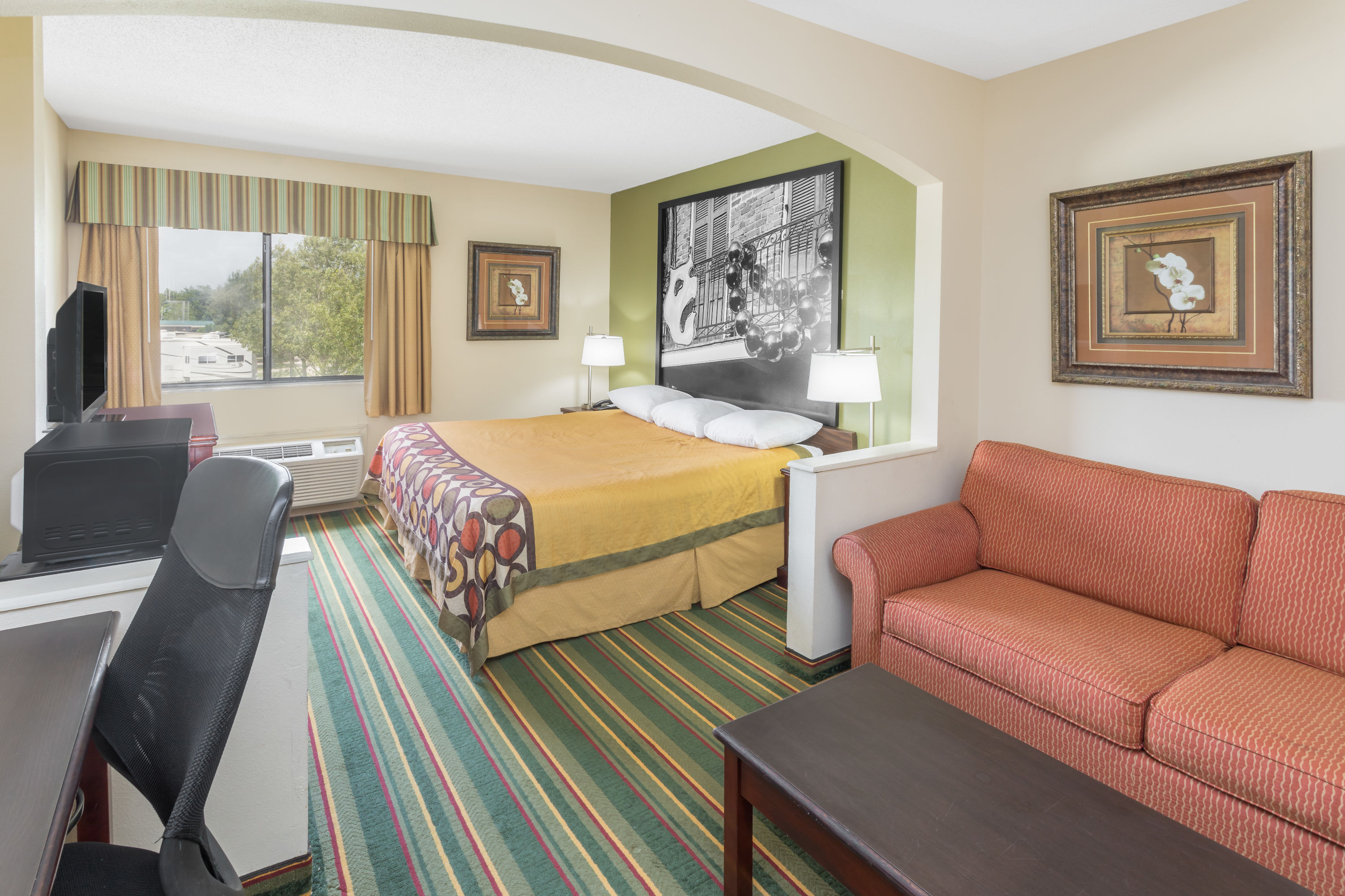 Super 8 by Wyndham Duson Lafayette West Area suite in Duson, Louisiana