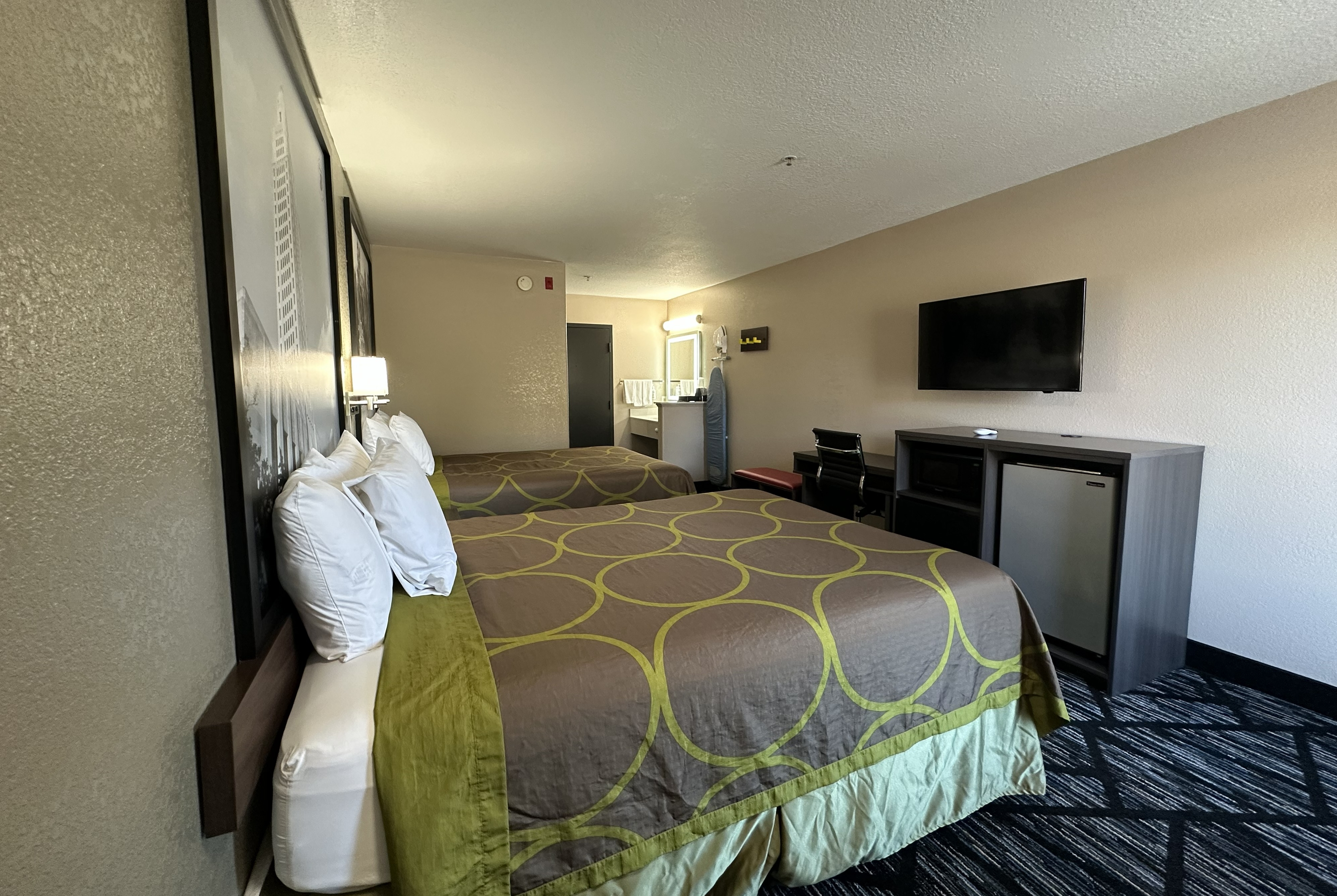 King bed guest room at the Super 8 by Wyndham Kinder/Coushatta near Casino in Kinder, Louisiana