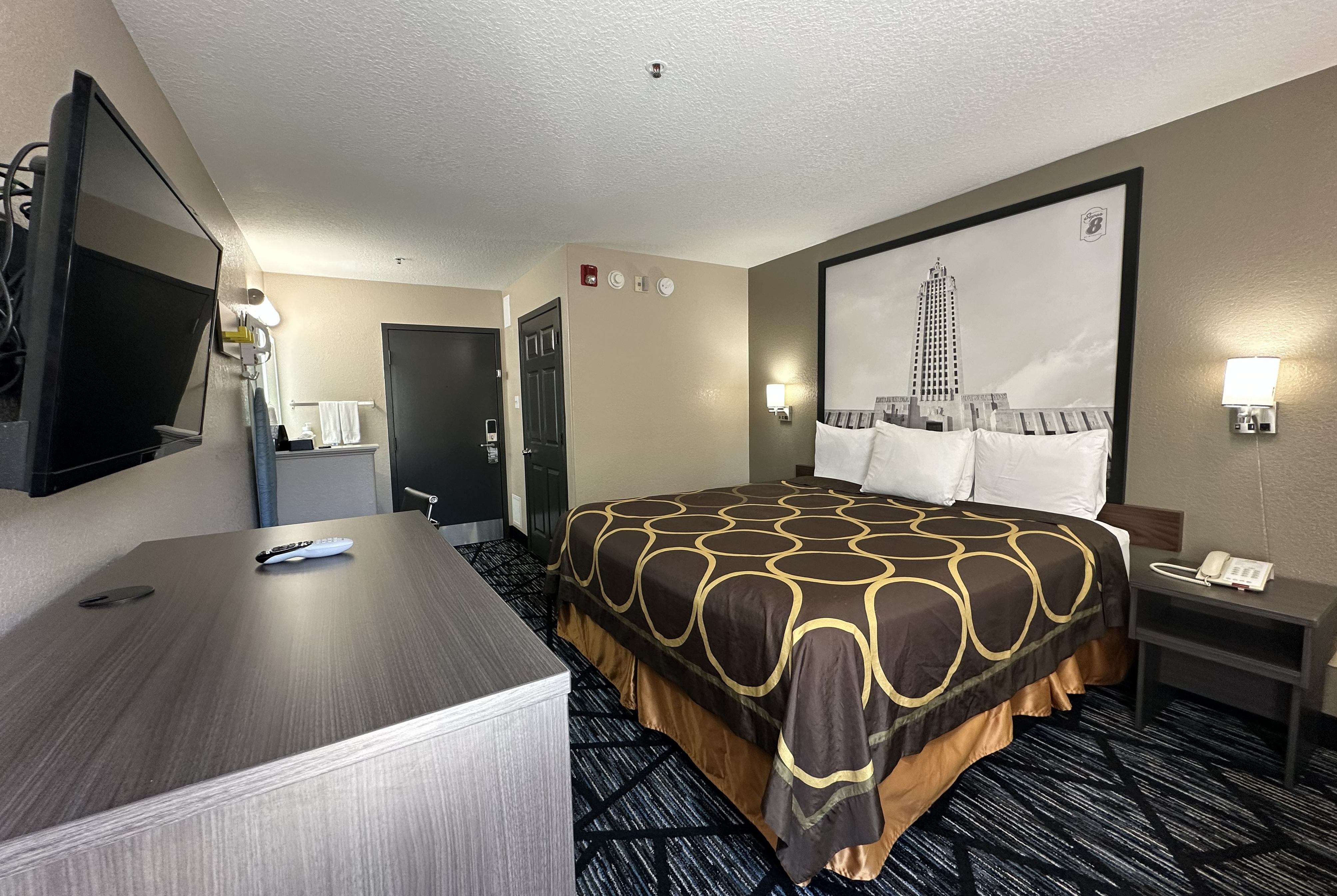 King bed guest room at the Super 8 by Wyndham Kinder/Coushatta near Casino in Kinder, Louisiana