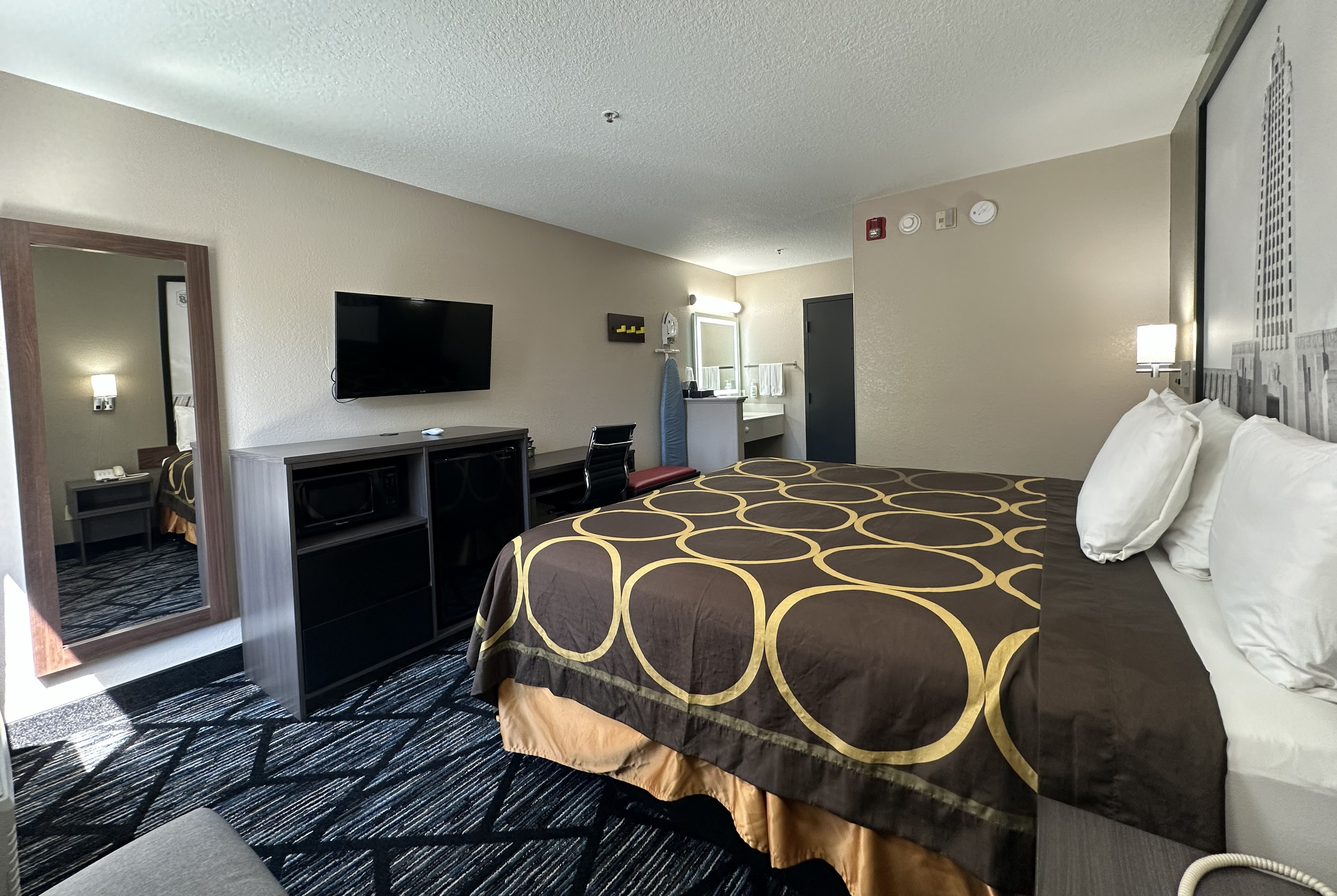 King bed guest room at the Super 8 by Wyndham Kinder/Coushatta near Casino in Kinder, Louisiana