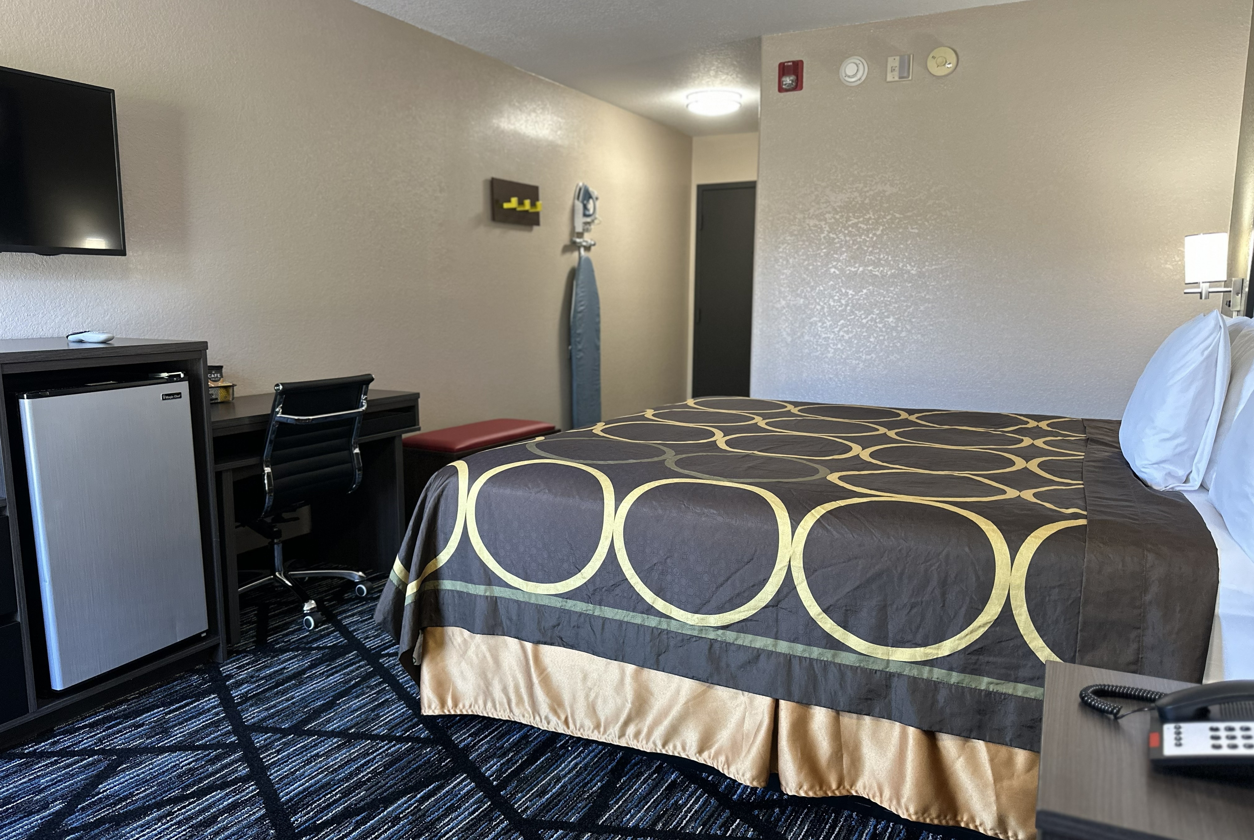 King bed guest room at the Super 8 by Wyndham Kinder/Coushatta near Casino in Kinder, Louisiana