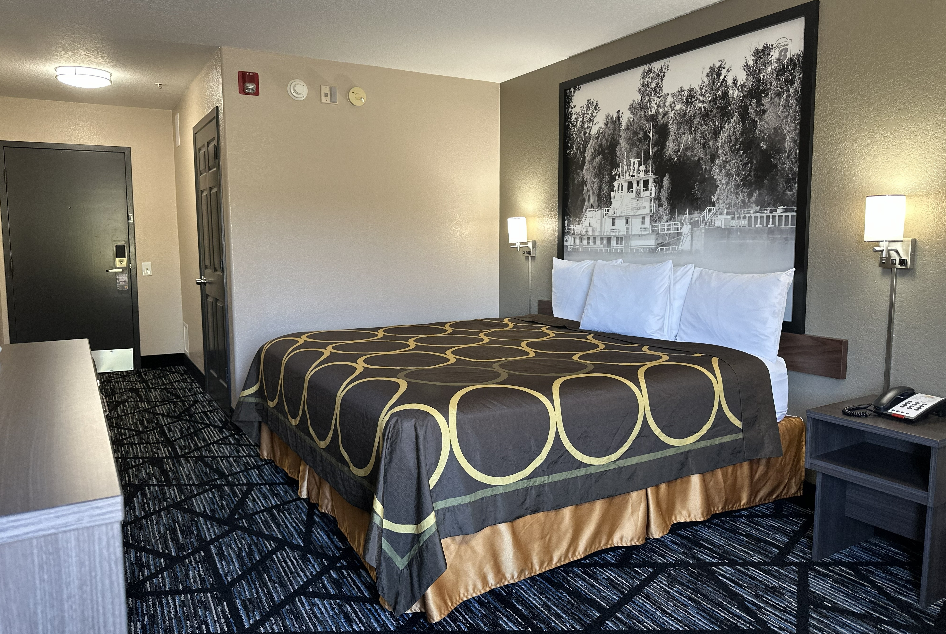 King bed guest room at the Super 8 by Wyndham Kinder/Coushatta near Casino in Kinder, Louisiana