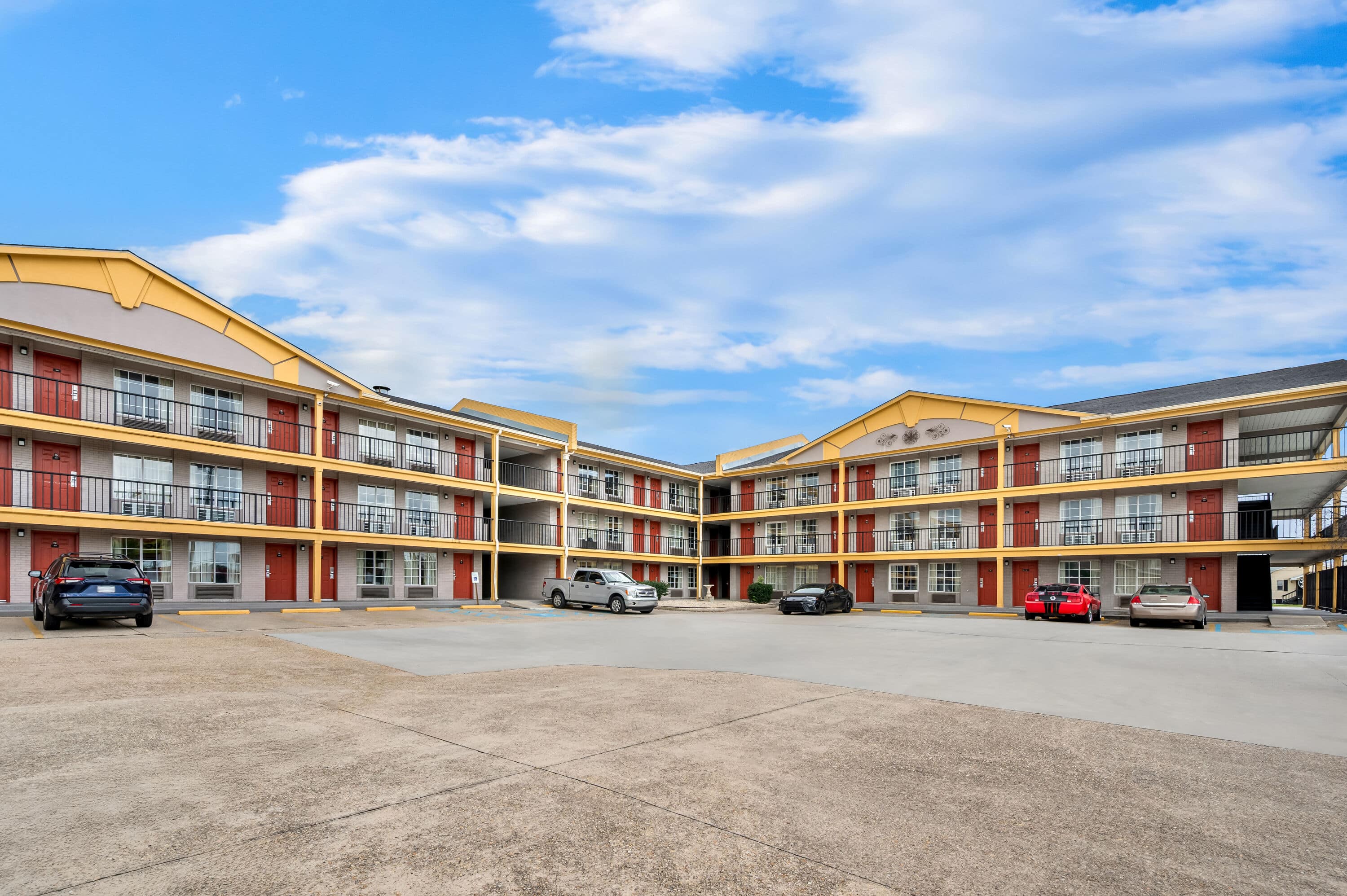 17932_exterior_day_1.jpg