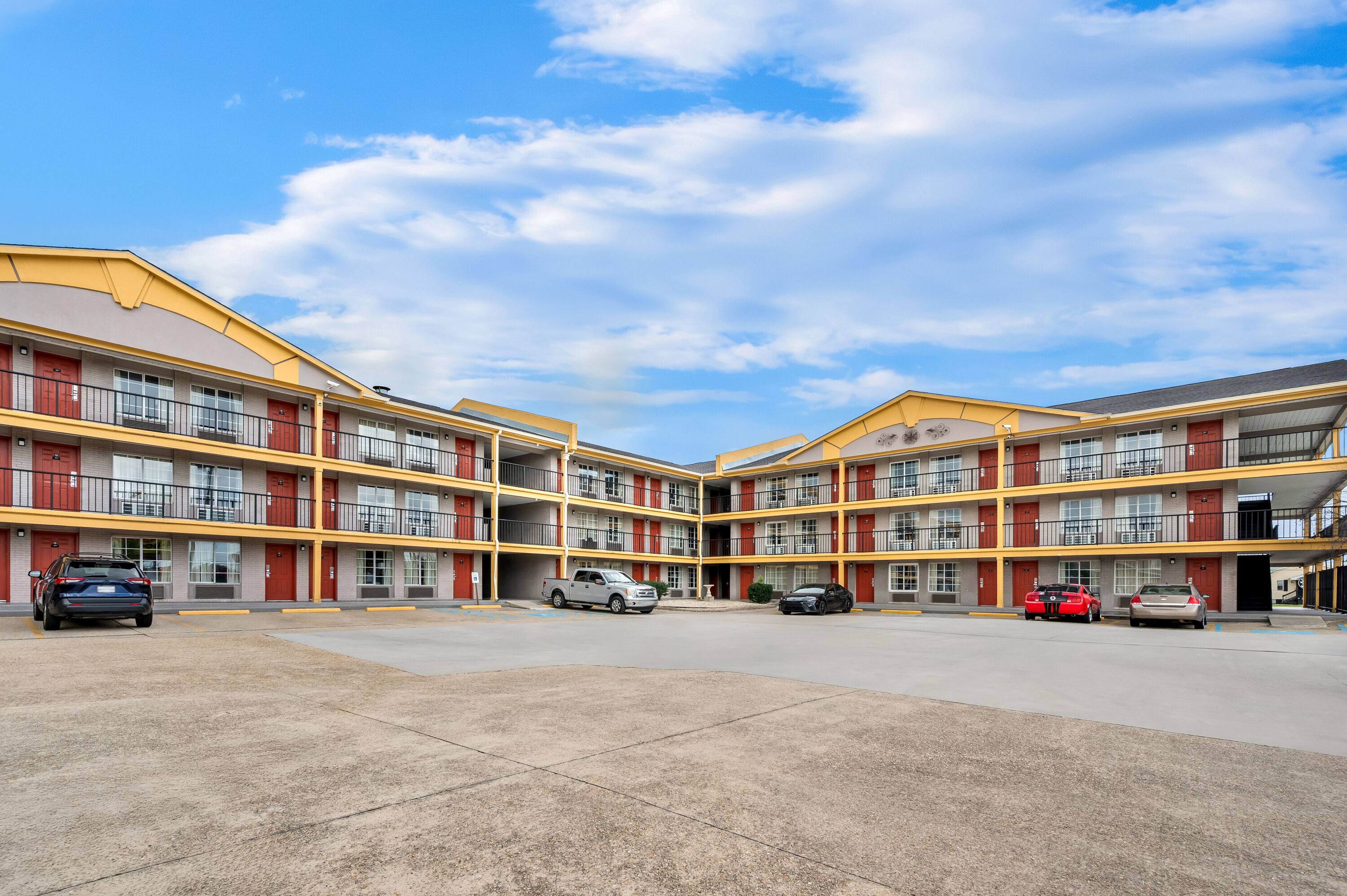 Exterior Day Image of Super 8 by Wyndham Metairie hotel in Metairie, Louisiana