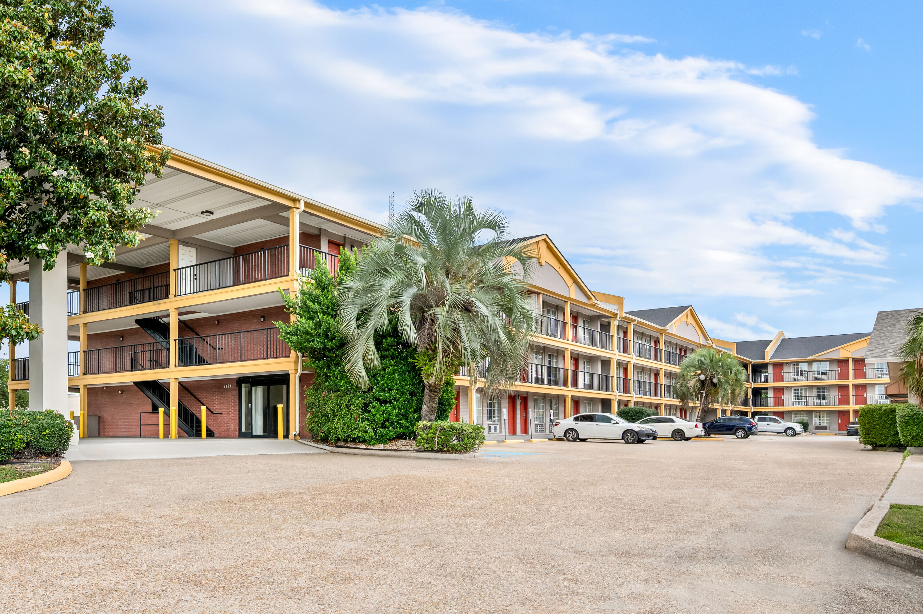 Exterior Day Image of Super 8 by Wyndham Metairie hotel in Metairie, Louisiana