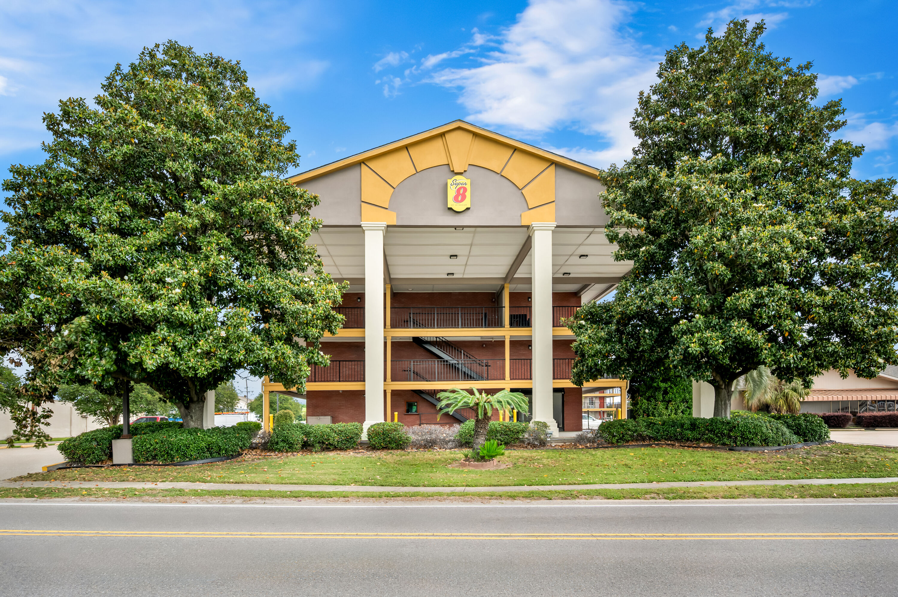 Exterior Day Image of Super 8 by Wyndham Metairie hotel in Metairie, Louisiana