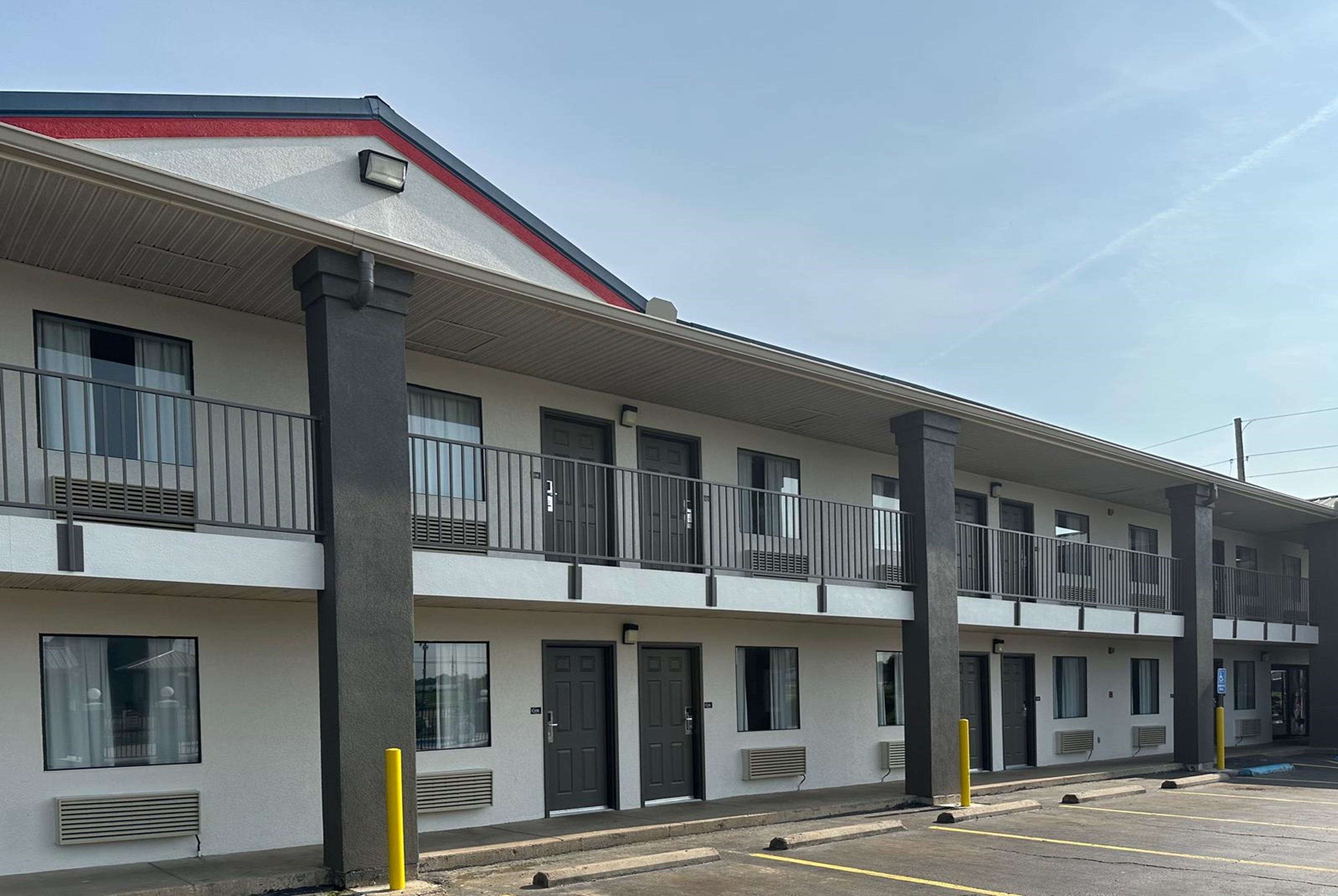 Exterior of Super 8 by Wyndham Monroe hotel in Monroe, Louisiana