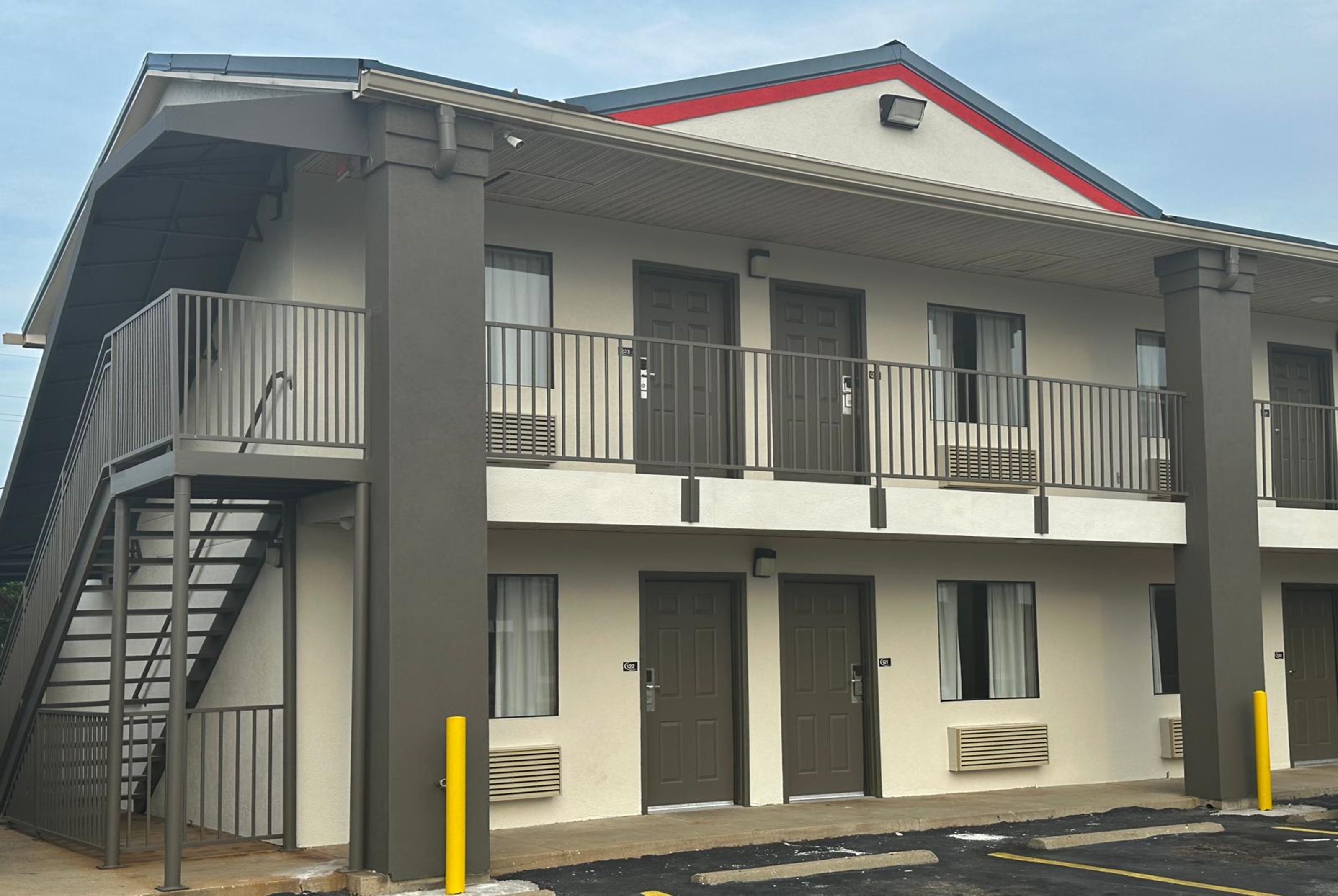 Exterior of Super 8 by Wyndham Monroe hotel in Monroe, Louisiana